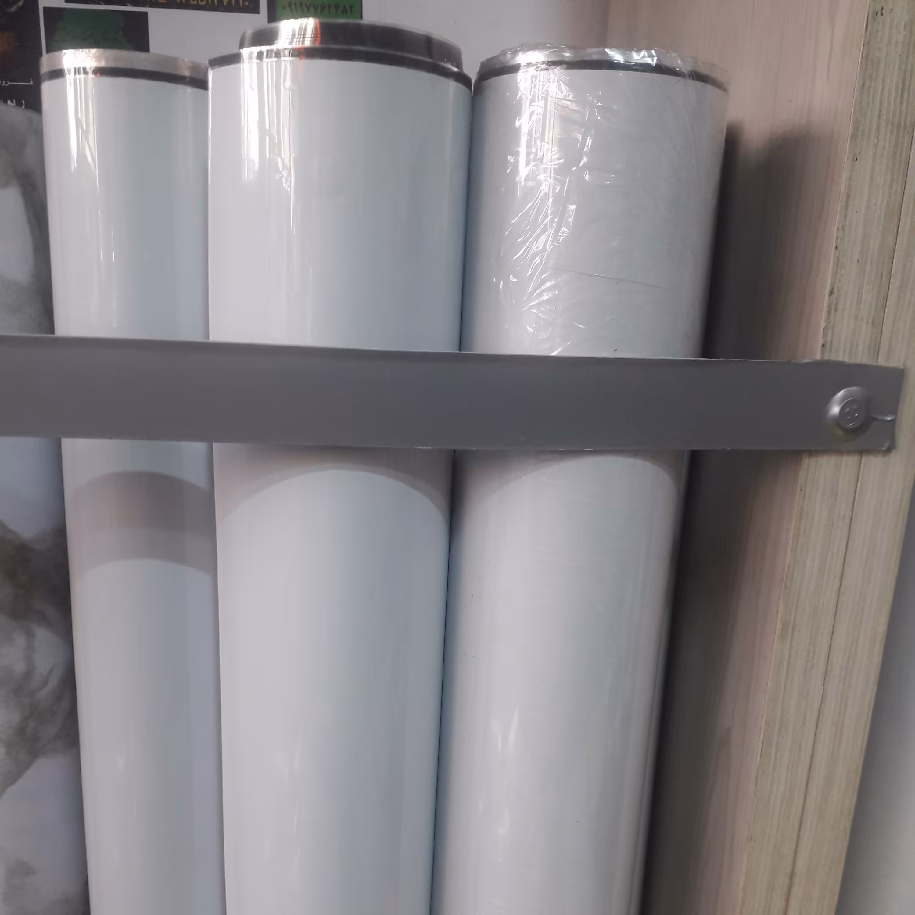 برچسب روکش کابینت سفید هایگلاس پشت نقره ای استیکر  پوشش صد در صد 