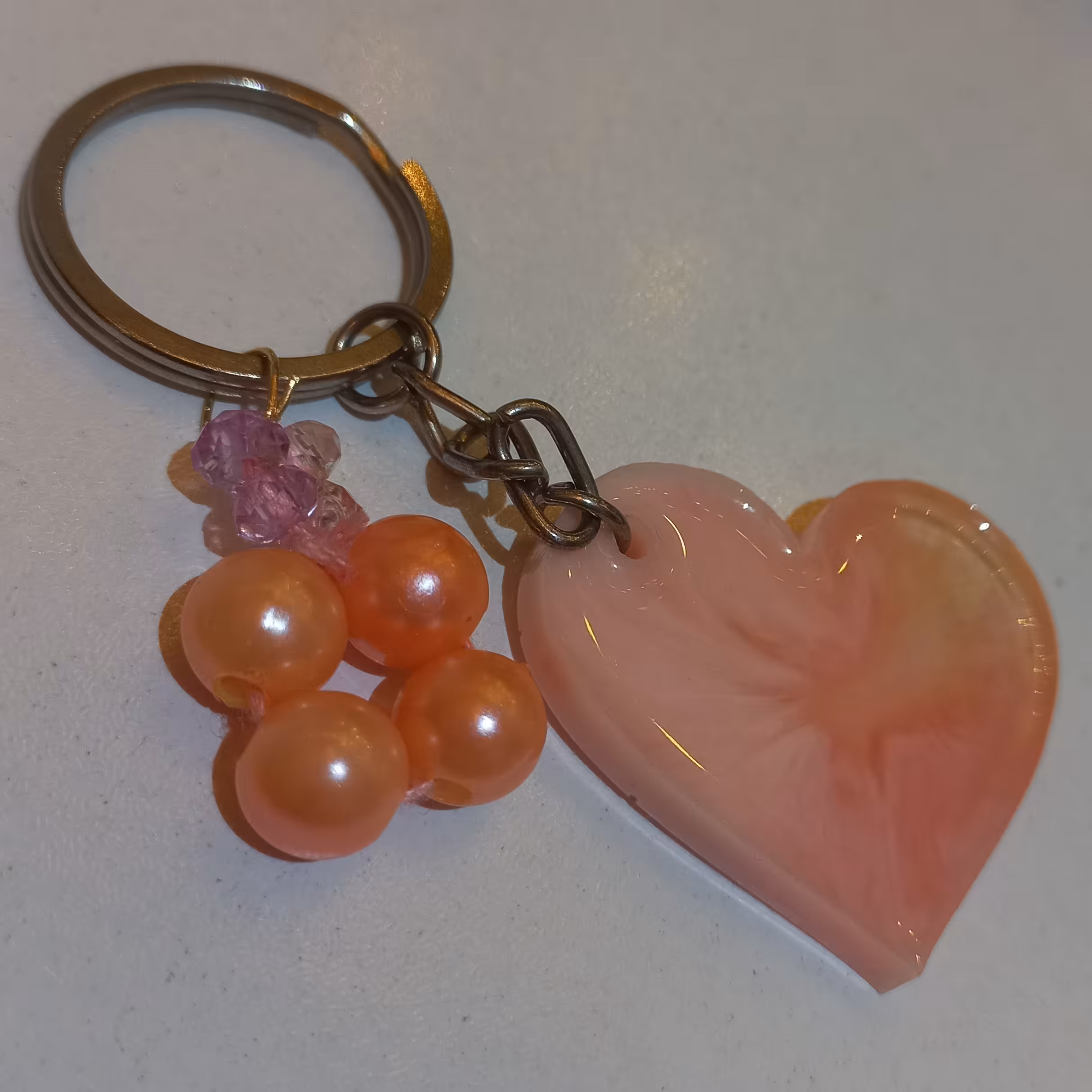 جاکلیدی رزین نشکن طرح قلب  یه همراه آویز           