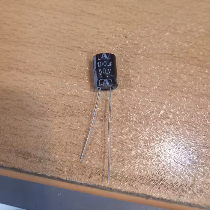 خازن الکترولیت 100 میکرو فاراد 50 ولت پک بسته 30 عددی کد محصول 116