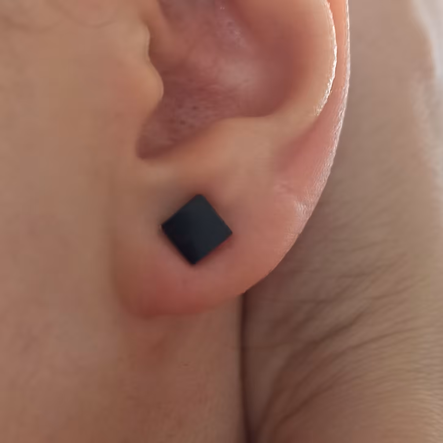 گوشواره میخی مشکی ، جنس استیل ، رنگ ثابت 