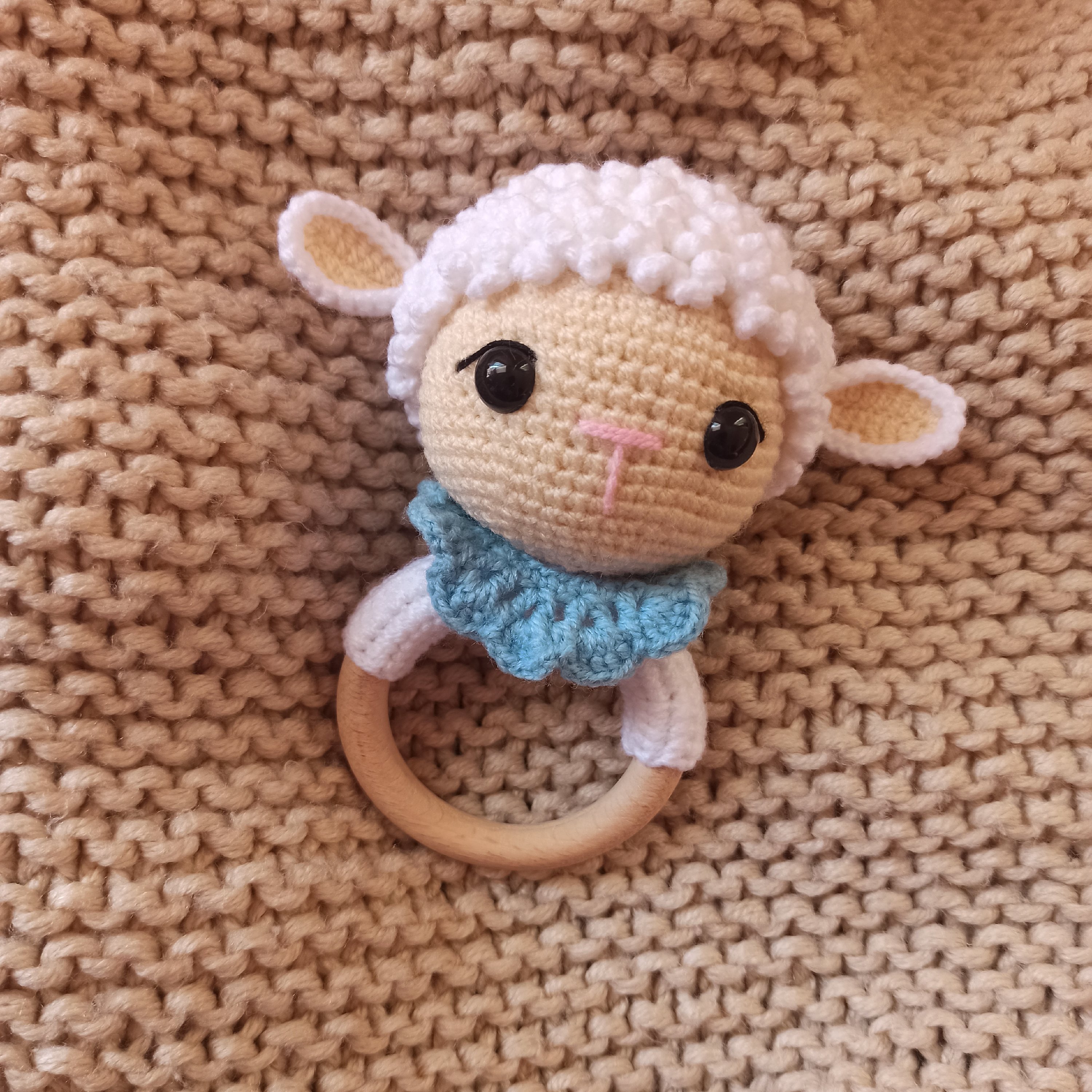 جغجغه دسته چوبی طرح گوسفند