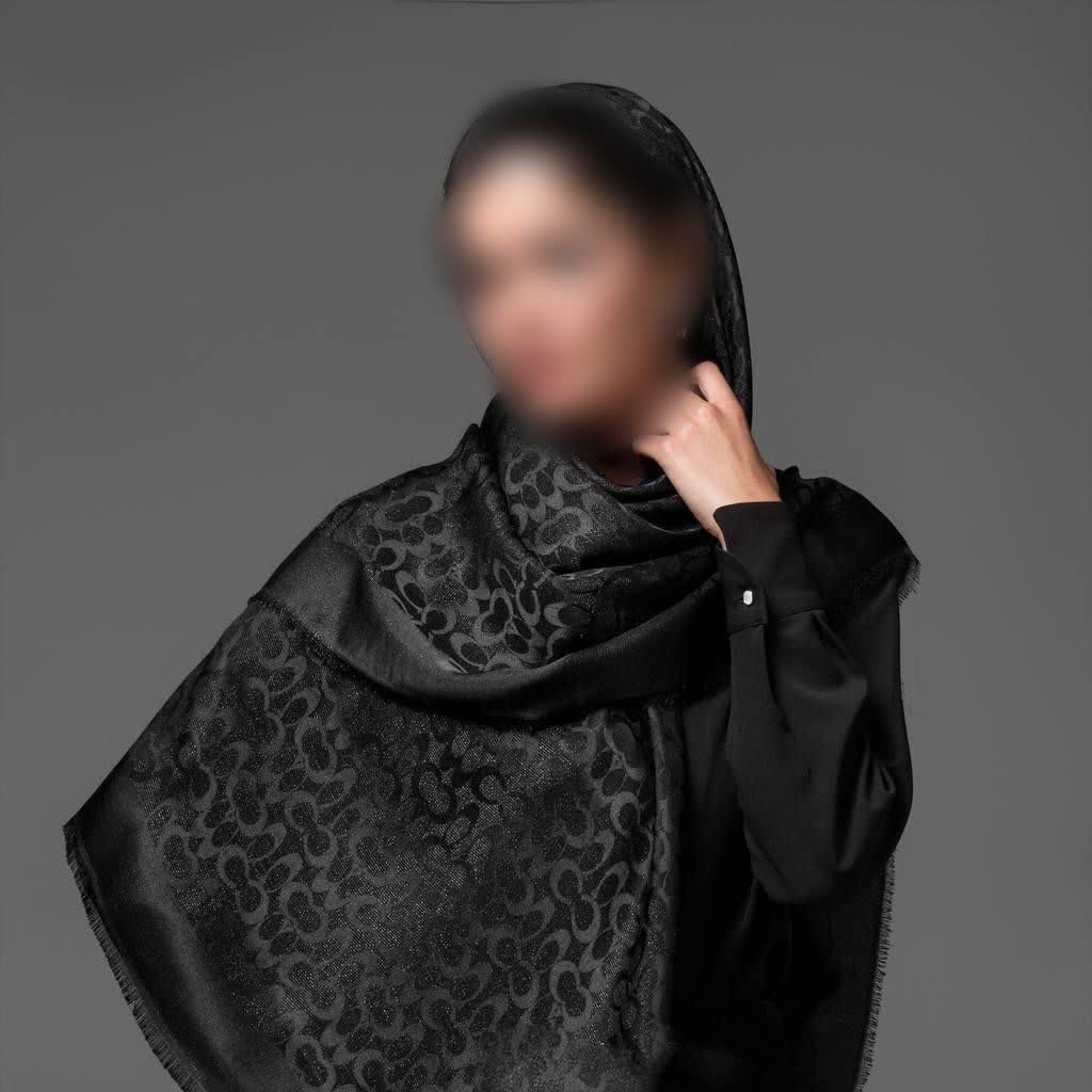 روسری نخ ابریشم ژاکارد ریشه پرزی  رنگبندی مشکی وارداتی درجه یک قواره 140 کیفیت متفاوت وبی نظیر