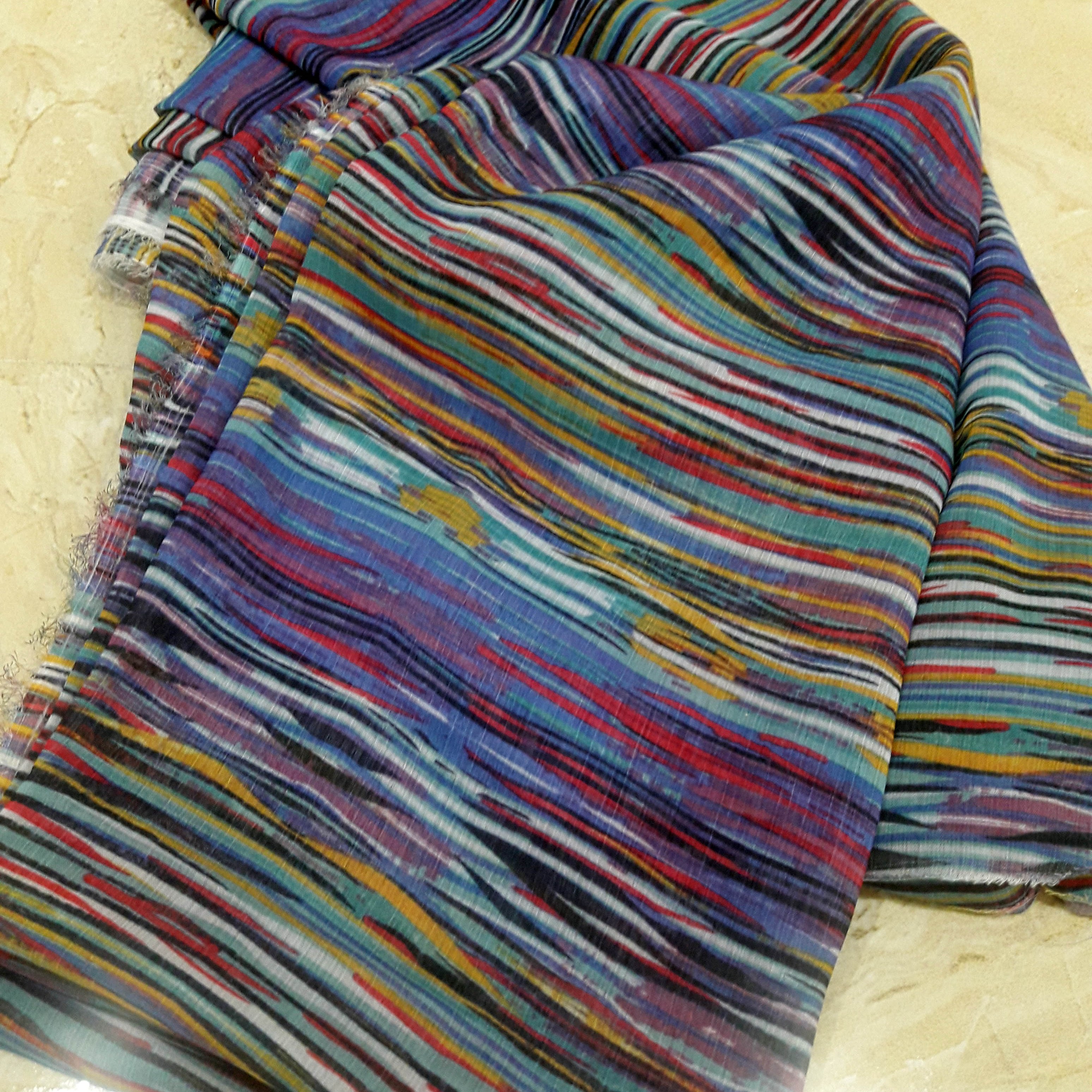 شال کرپ حریر قواره بزرگ  طرح مدادرنگی