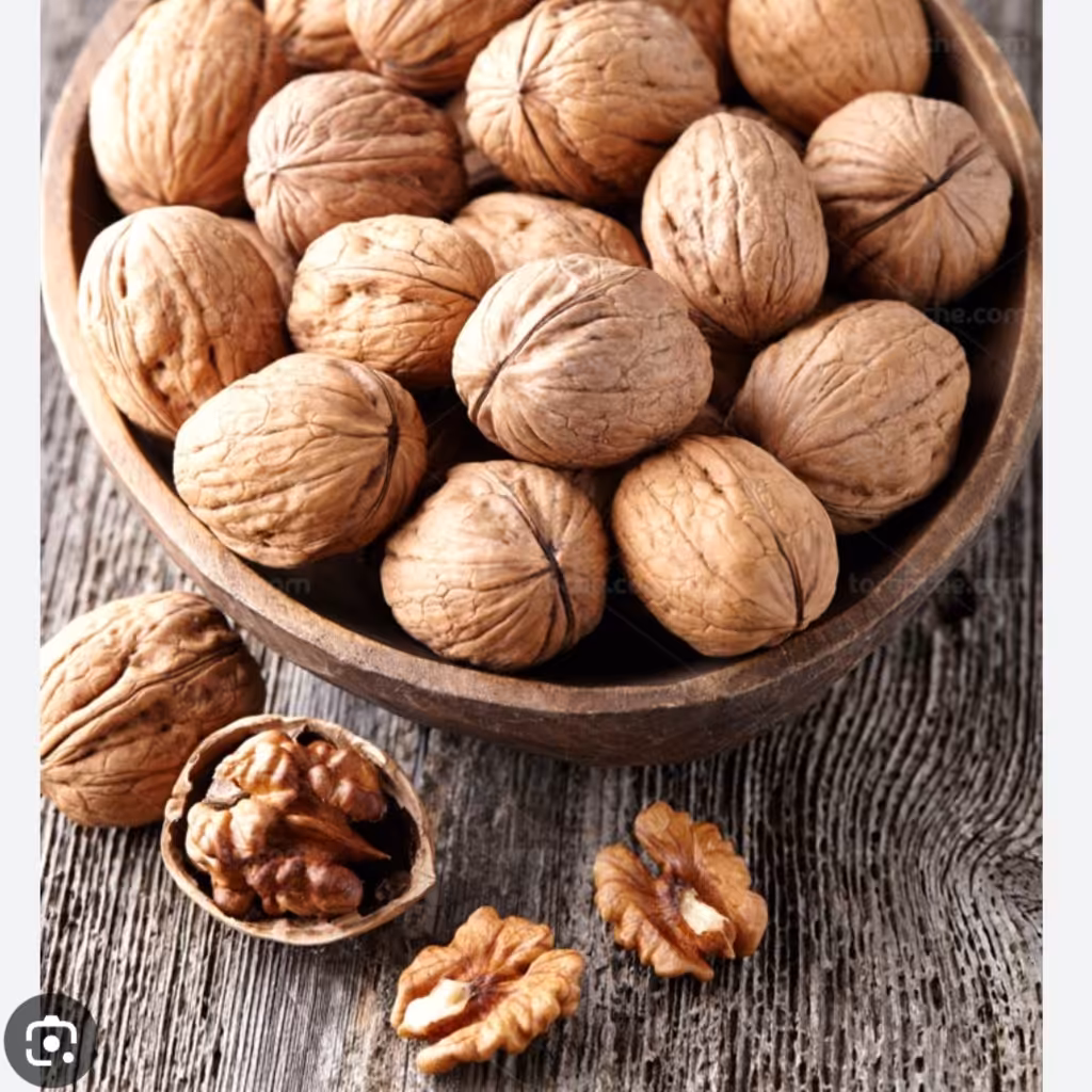 گردو با پوست درجه یک (1کیلو). پرچرب .محصول منطقه کوهستانی قوچان 