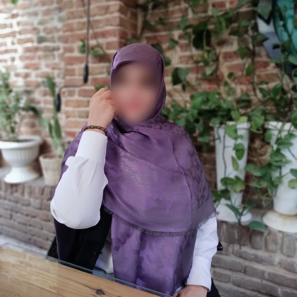 روسری نخ ابریشم ژاکارد دو رو لمه دار اصلا سر نمیباشد قواره 140 وارداتی درجه یک ریشه پرزی