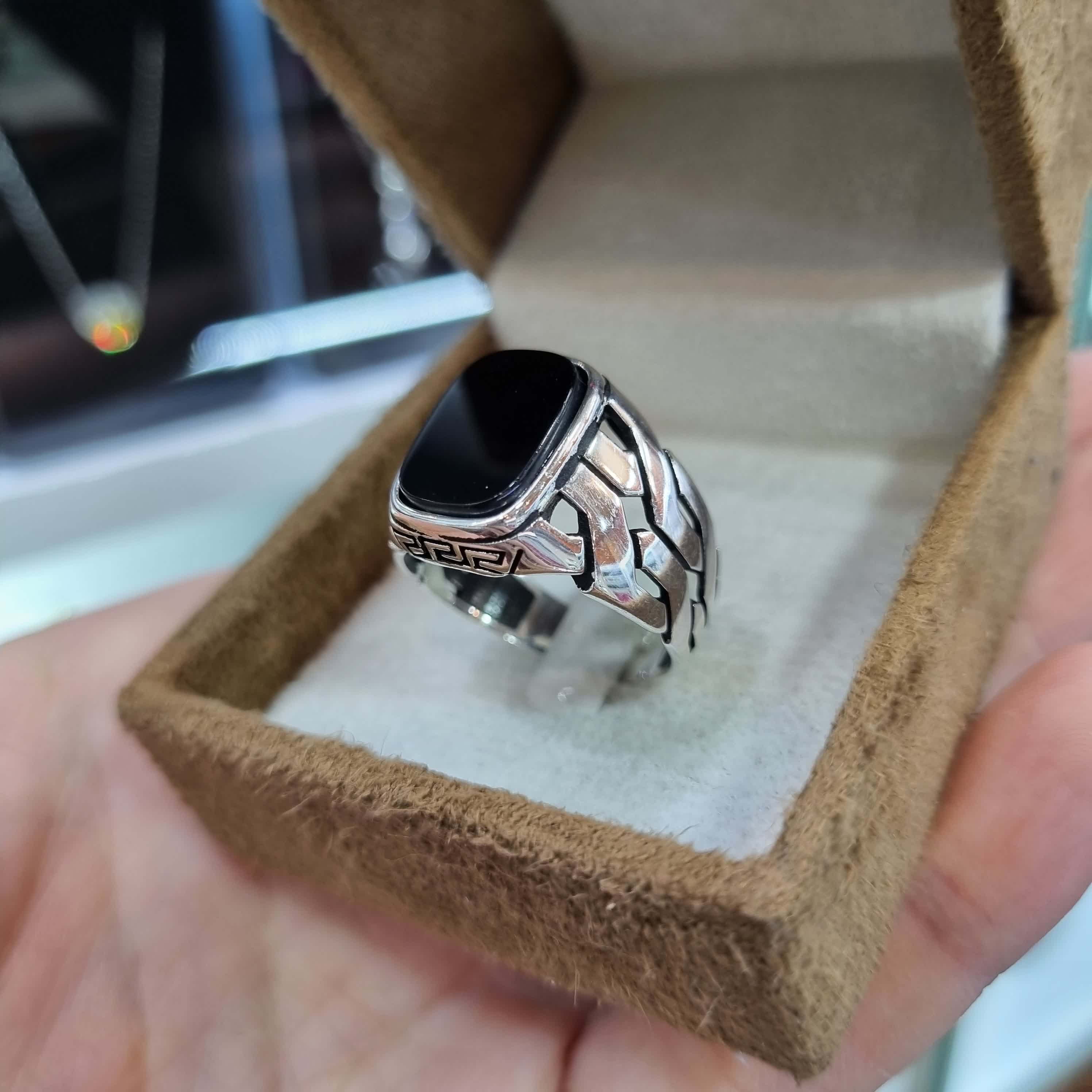 انگشتر نقره مردانه با سنگ عقیق مشکی ساخت ترک استانبول با عیار 925 و آبکاری طلاسفید بسیار شیک و خاص
