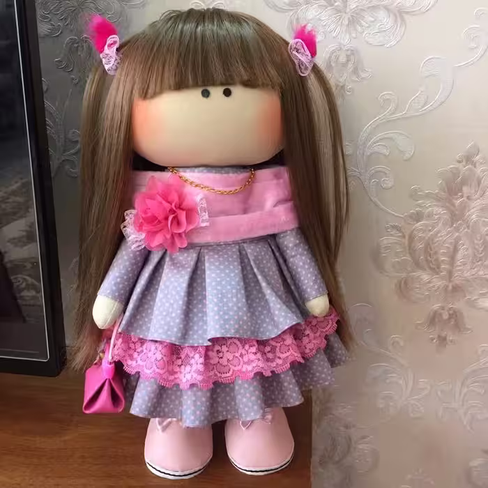 عروسک زیبای دستسازه