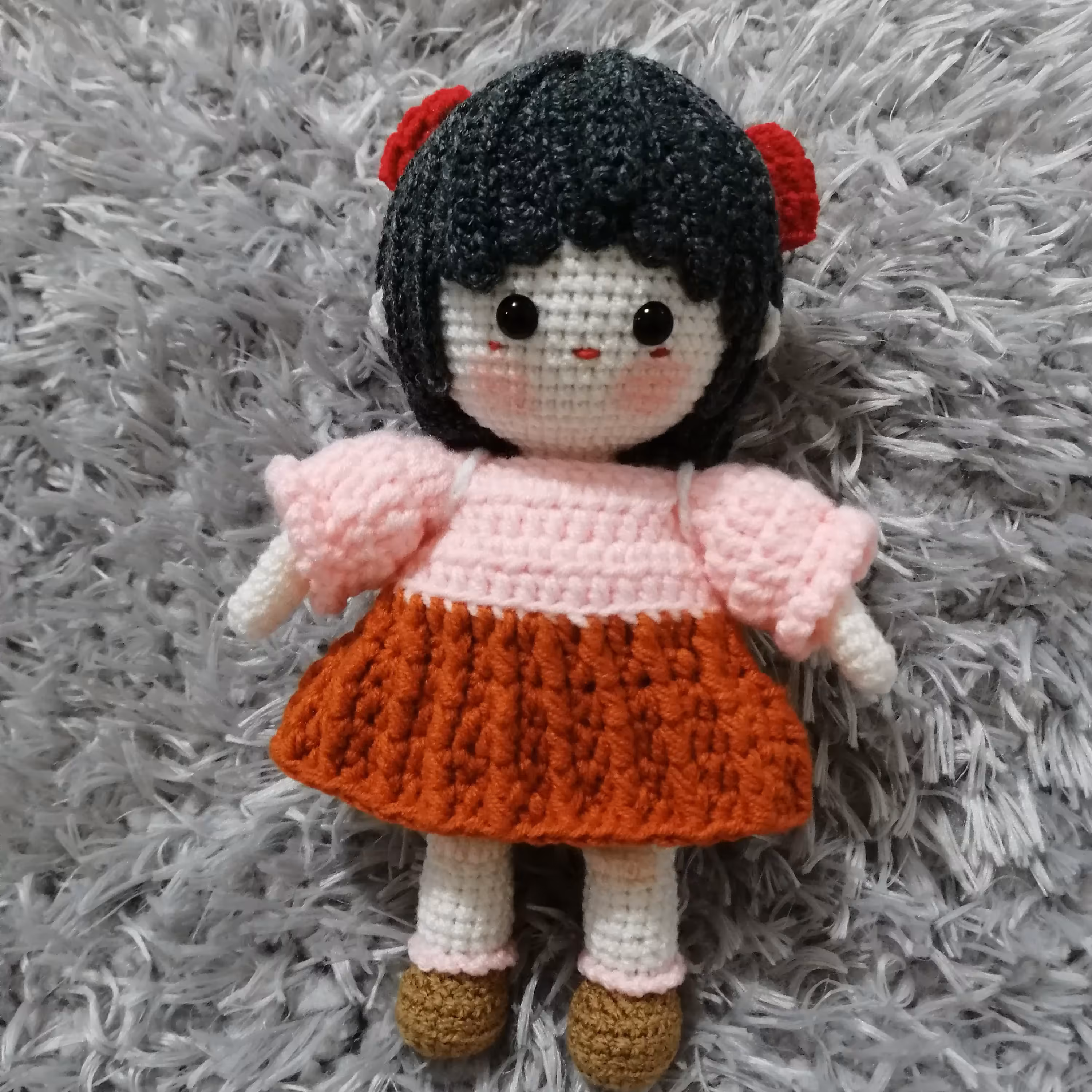 عروسک دختر رُزی همراه با کوله پشتی خرگوش کاموایی دست بافت