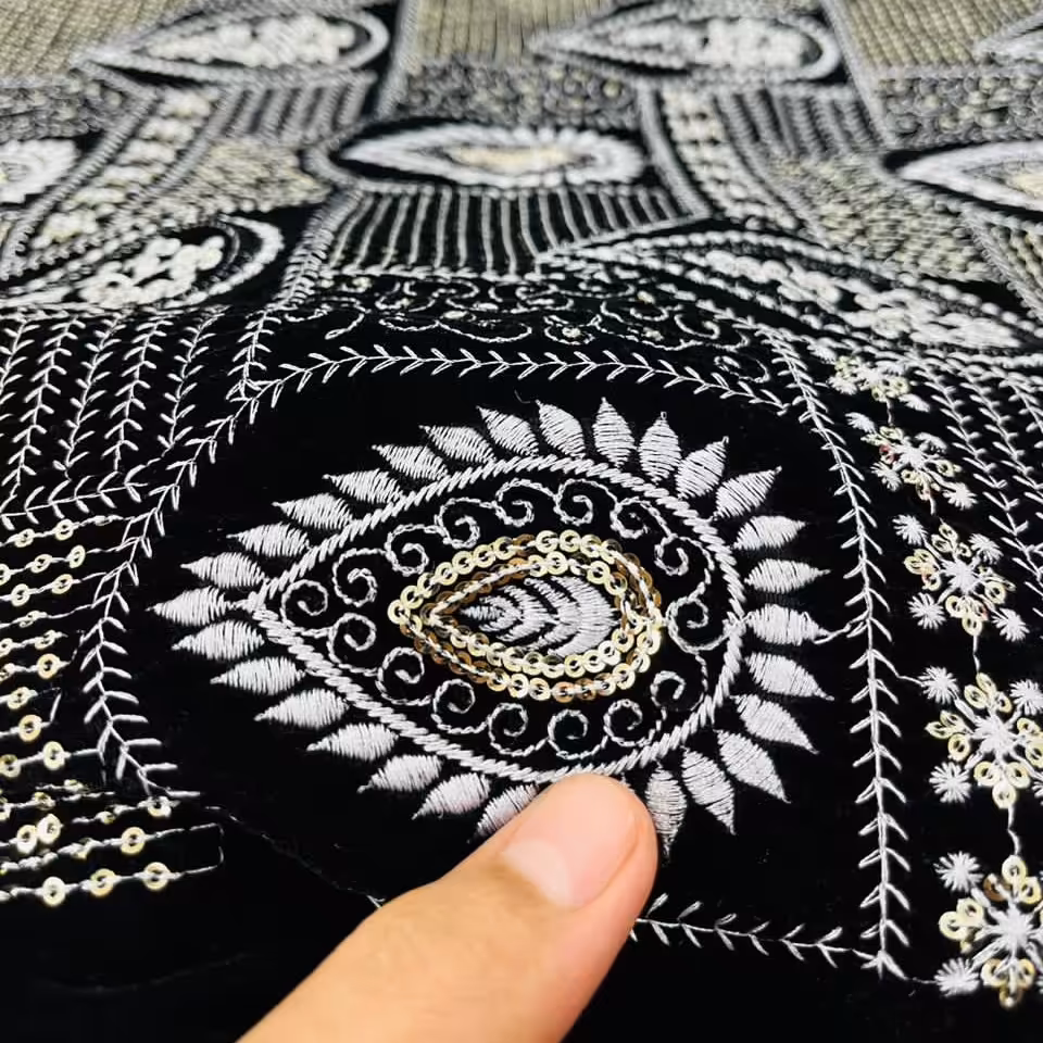 پارچه مخمل سوزندوزی گلدار 9 هزار هندی زمینه مشکی 