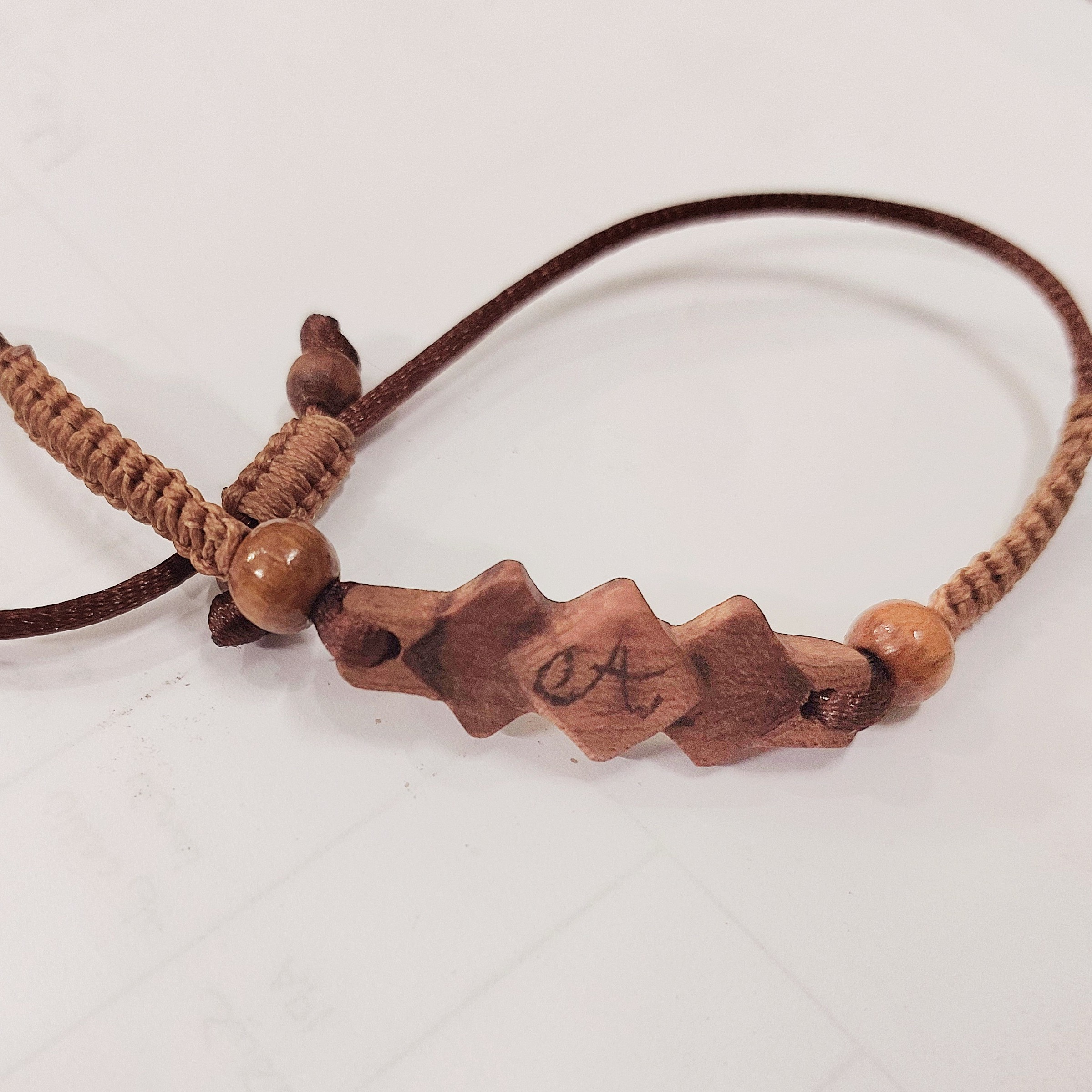 دستبند چوبی ظریف کلاسیک و زیبا  کار دست با روغن طبیعی زیتون بند نخی با موم  دفع الکتریسته  بدن ارامبخش 