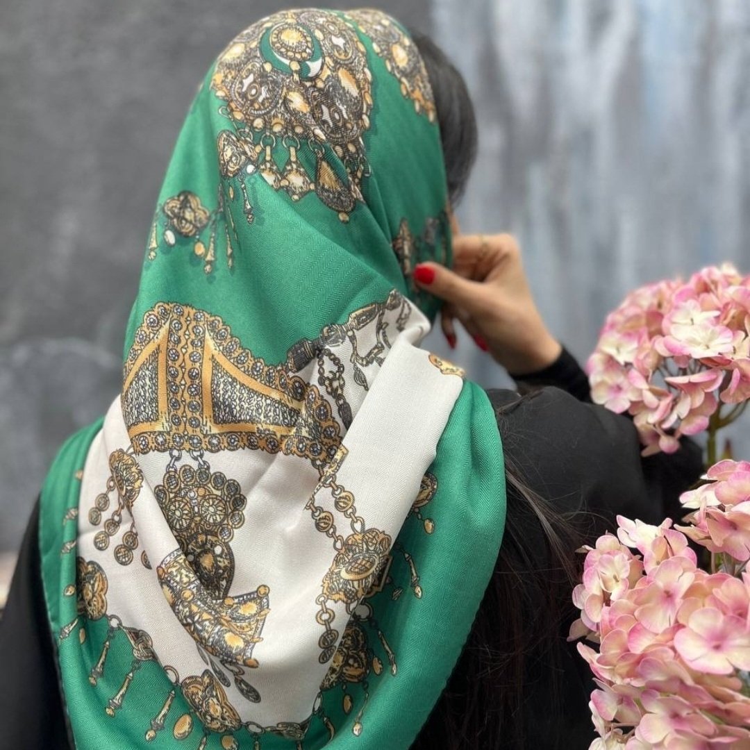 2_روسری نخی کشمیر ،قواره : 120 ،مناسب پاییز وزمستان، ایستایی خیلی خوبی داره،قابل گره زدن هم هست