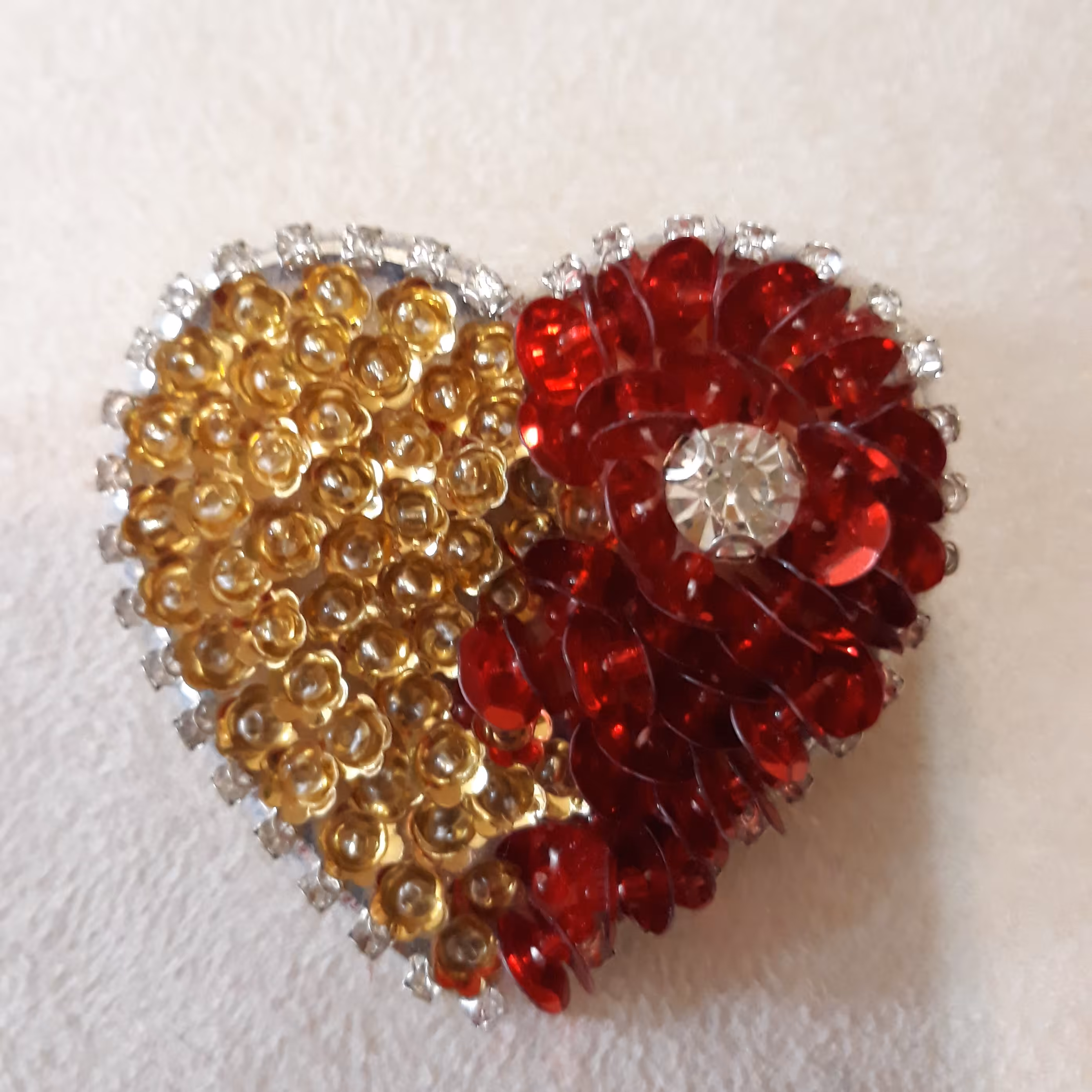 سنجاق سینه جواهردوزی قلب قرمز طلایی