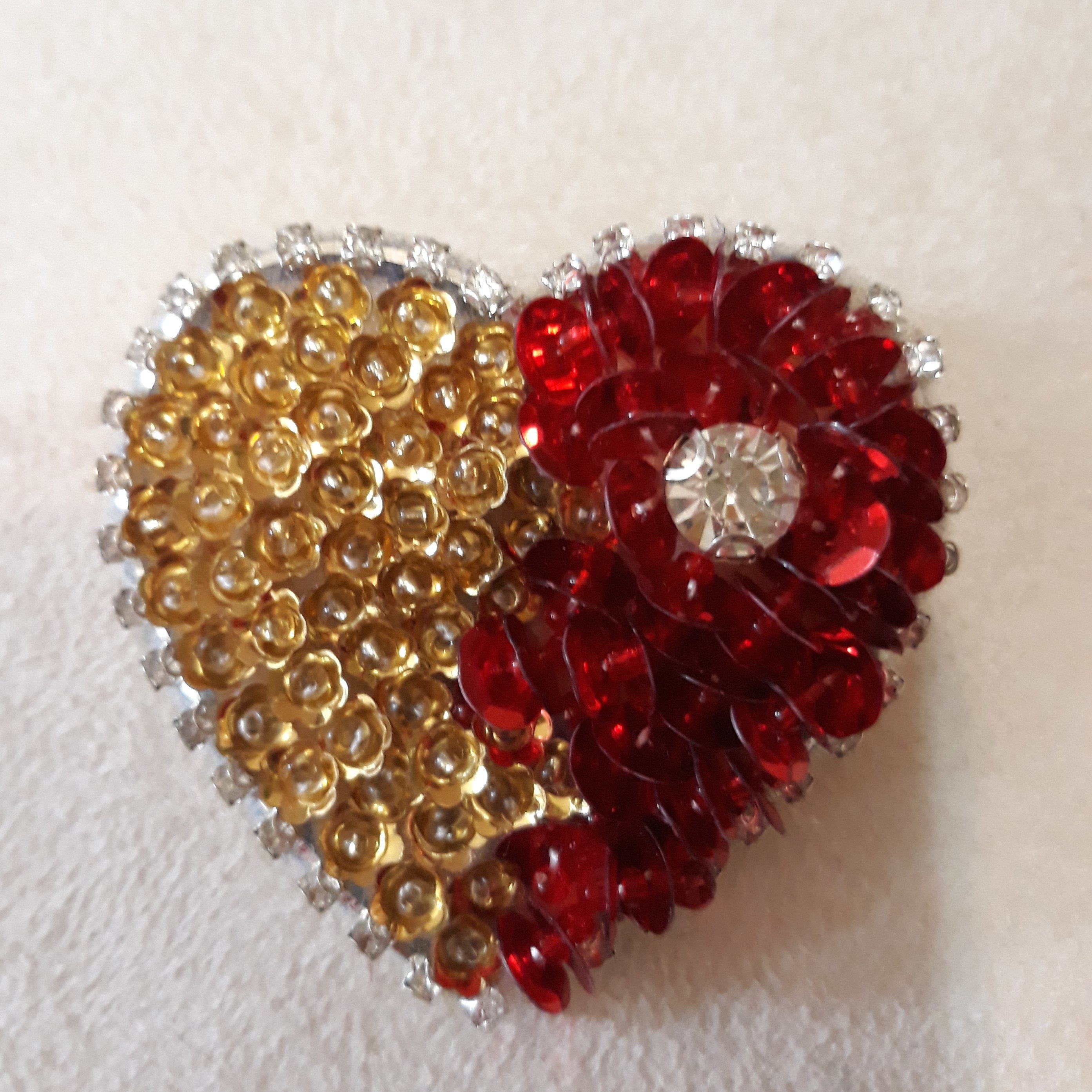 سنجاق سینه جواهردوزی قلب قرمز طلایی