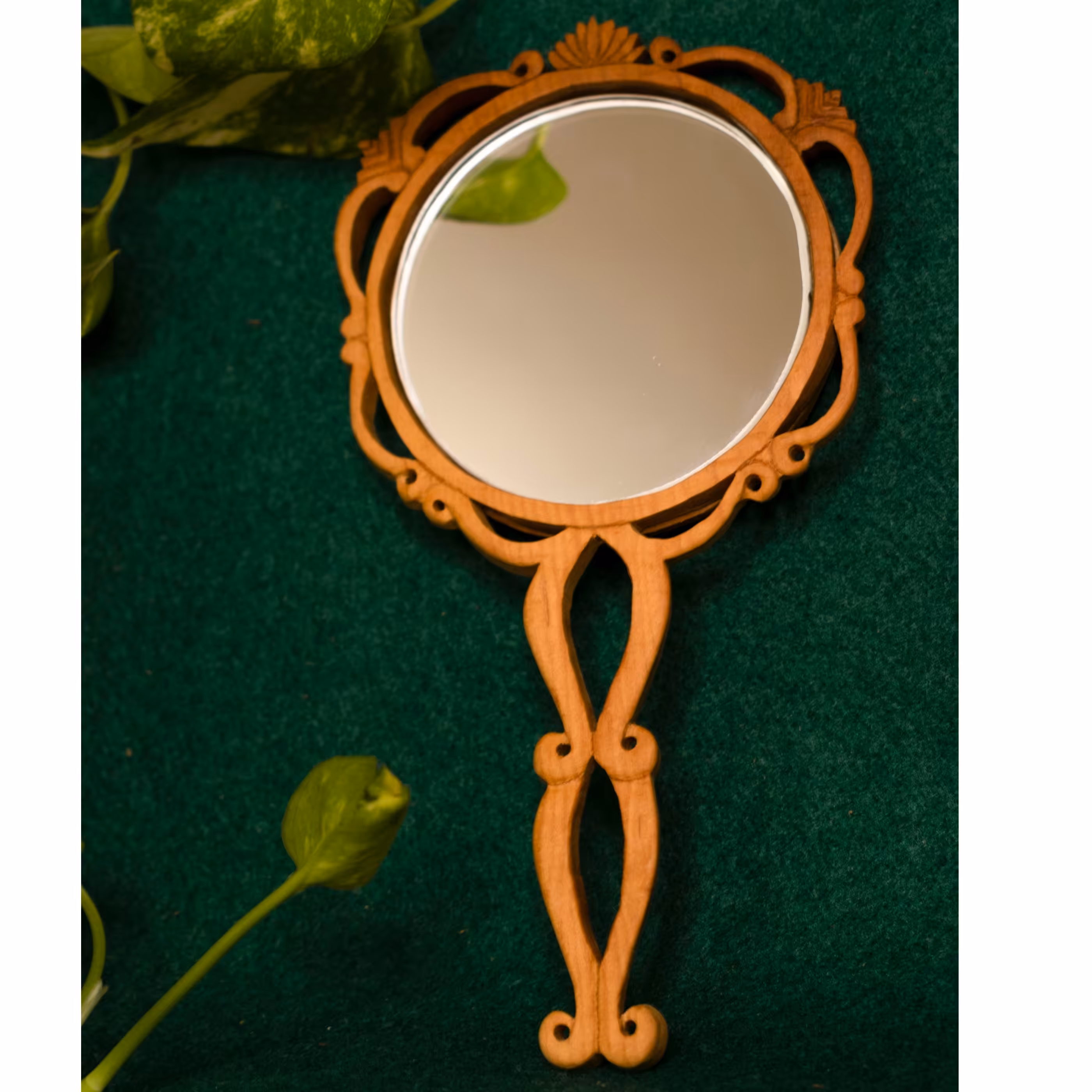 آینه چوبی از جنس چوب گلابی رنگ روشن منبت شده با کار دست به ارتفاع 20سانتی متر 