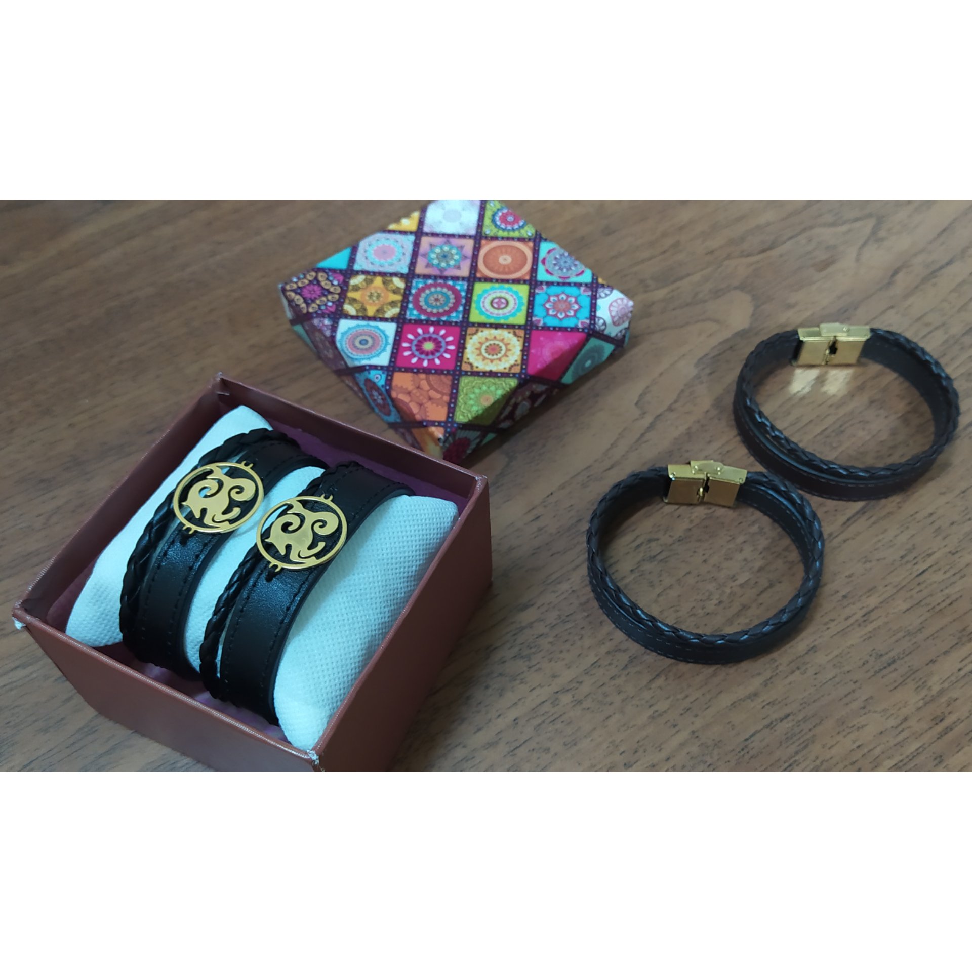 دستبند چرم بغل بافت نماد ماه تولد
پلاک استیل طلایی رنگ ثابت با چرم طبیعی و