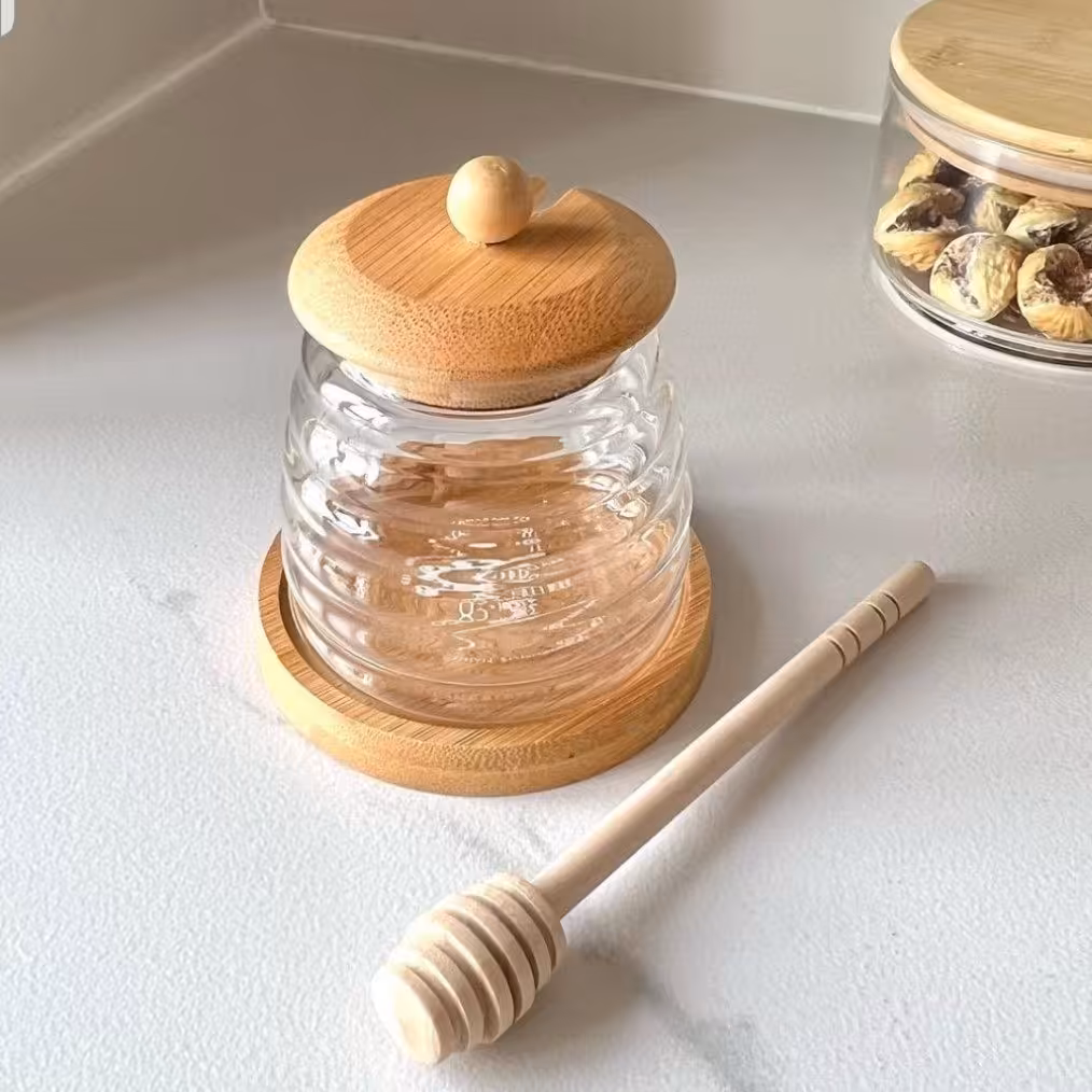 ظرف عسل خوری پیرکس همراه با قاشق عسل پیرکس و زیره چوبی طرح مادام کوکو