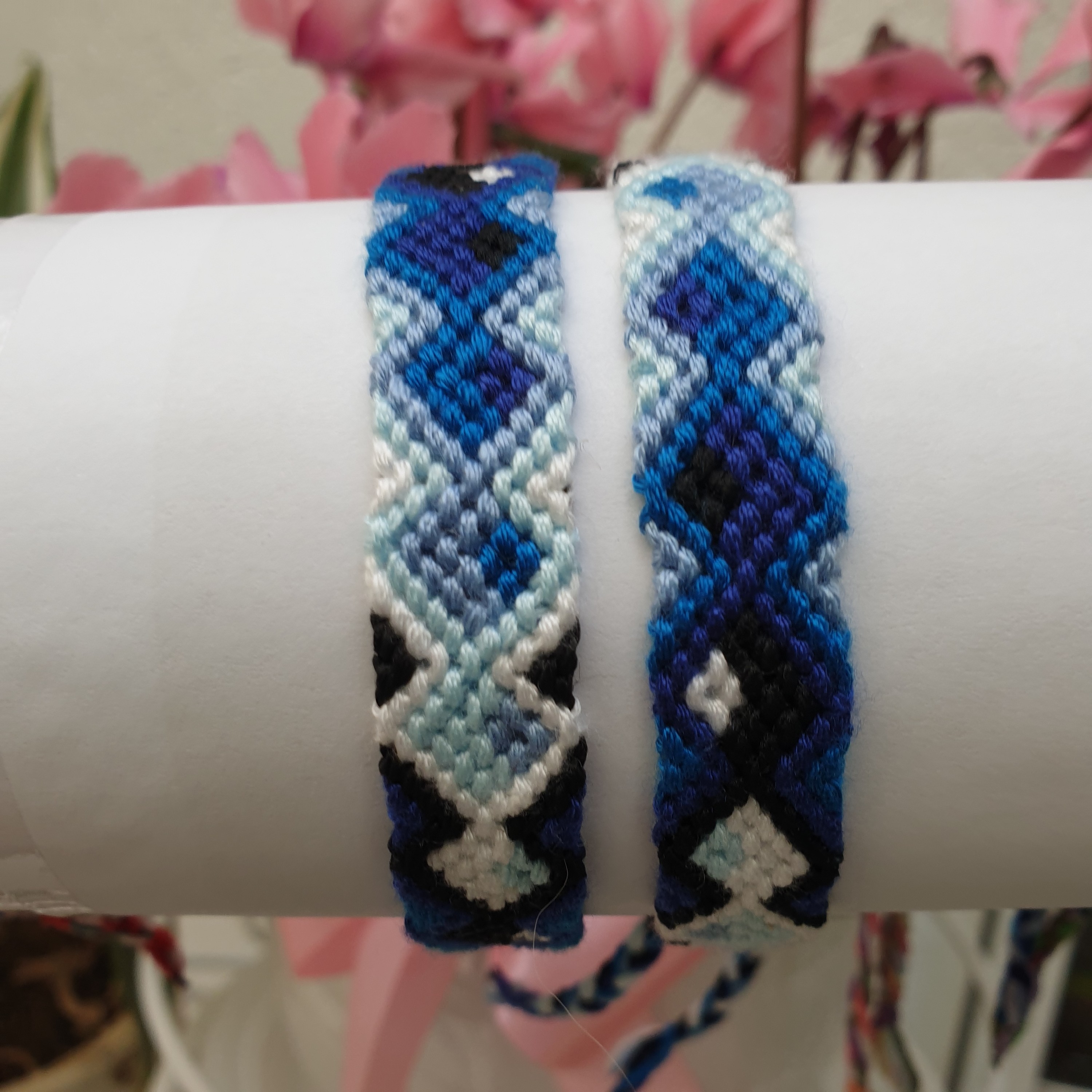 دستبند دستبافت سفید آبی