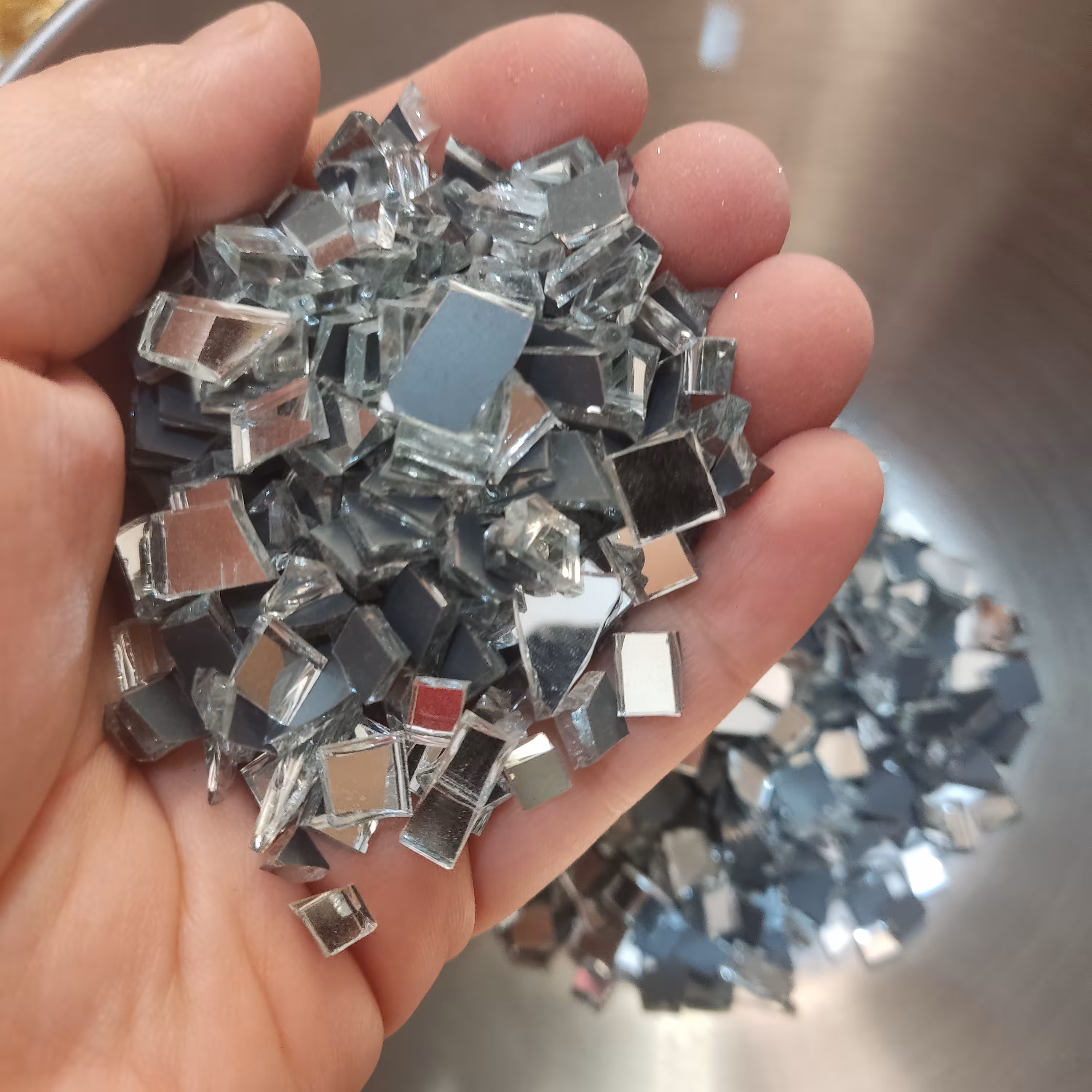 آینه2میل جهت هنر آینه کاری  شکسته شده نامنظم  و در هم سایز متوسط رو به بزرگ 