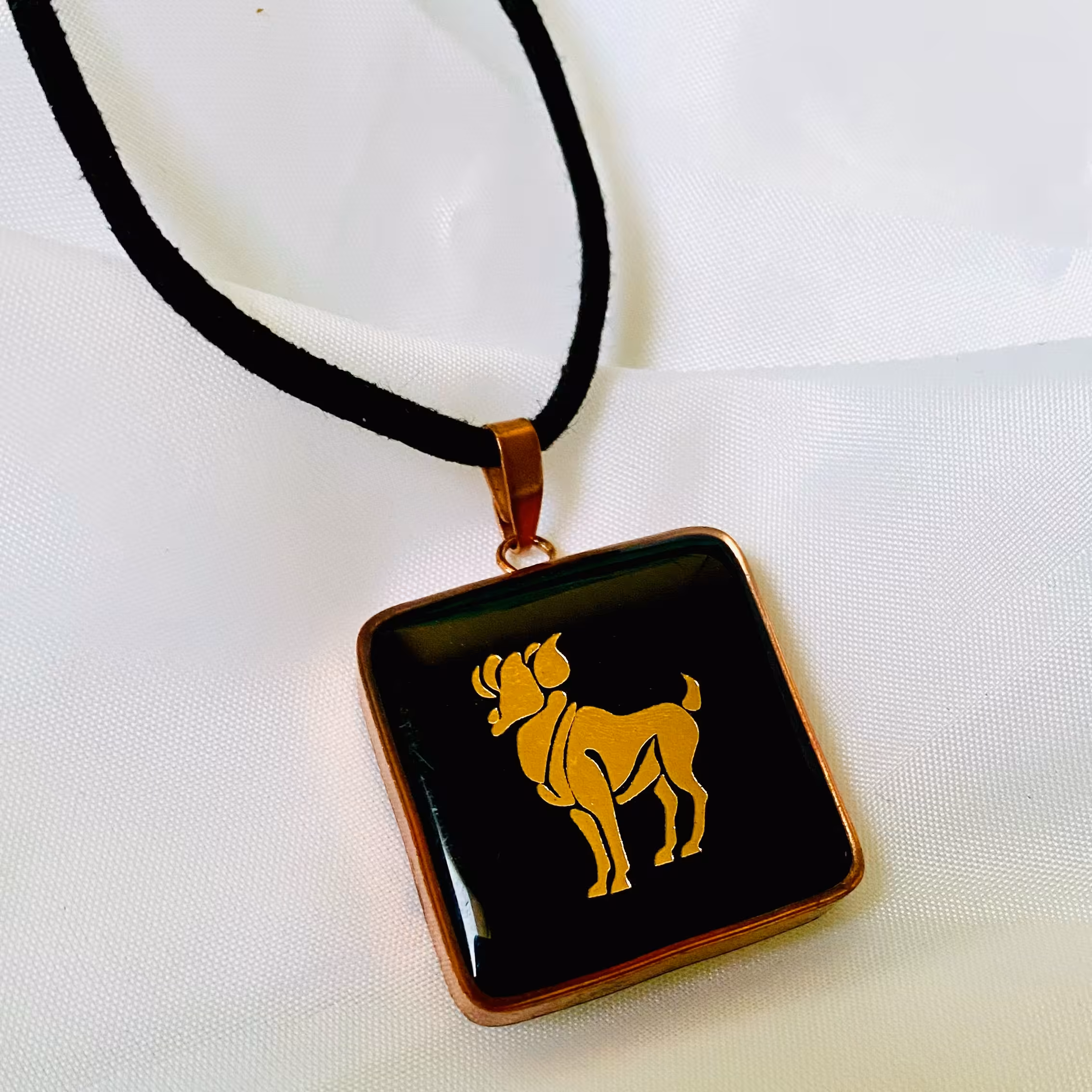 گردنبند ماه تولد فروردین علامت قوچ با زنجیر  مدل مربع 