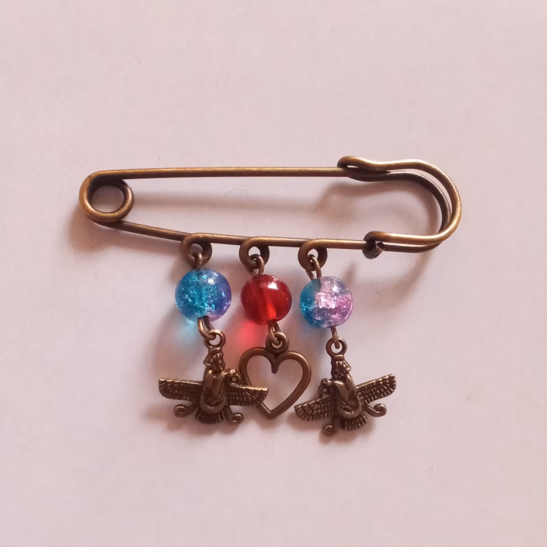 سنجاق اسکاتلندی طرح هخامنشی با مروارید یخی دست ساز نیل