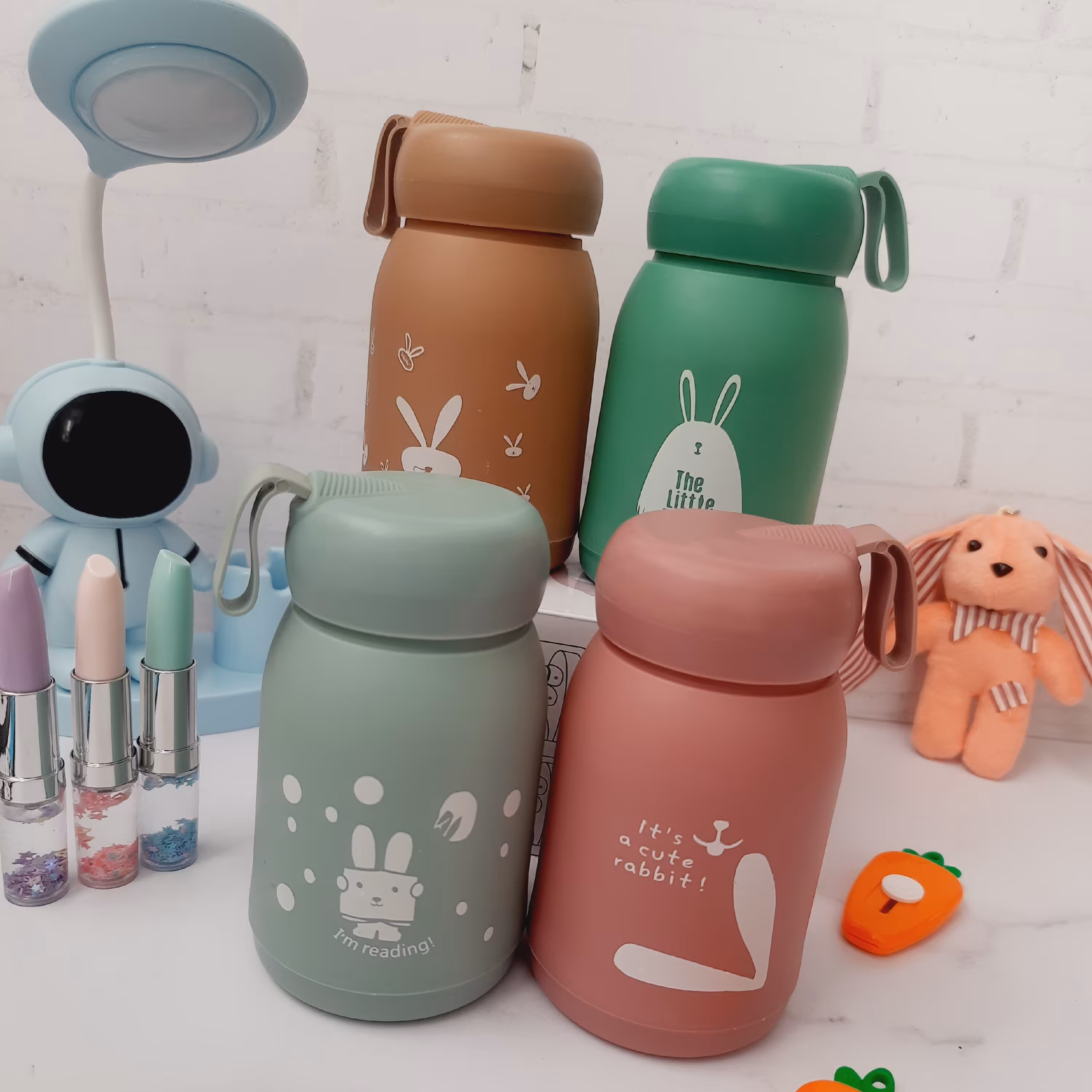 بطری داخل شیشه ای و بدنه سیلیکونی نشکن  مناسب هدیه دادن حدودا دو ساعت دما نگه میداره