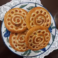 کلوچه فومن گردویی ،خوش عطر بو ومقوی با ماندگاری زیاد و قابل گرم کردن بسته ده تایی.140000 تومان