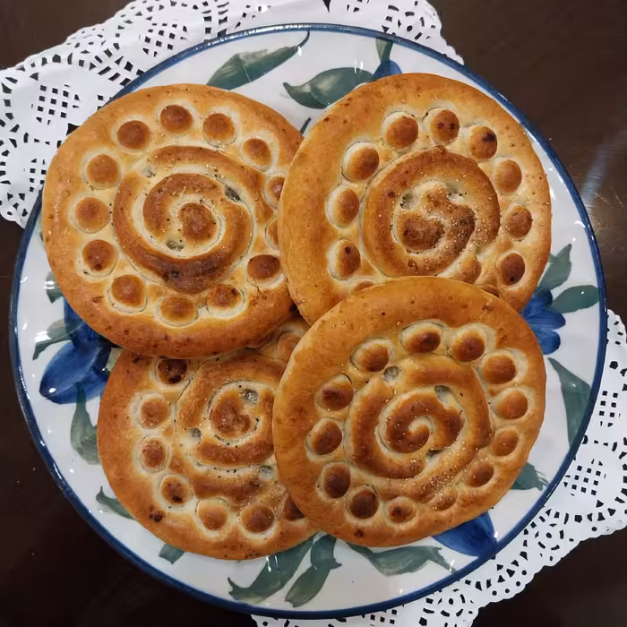 کلوچه فومن گردویی ،خوش عطر بو ومقوی با ماندگاری زیاد و قابل گرم کردن بسته ده تایی.140000 تومان