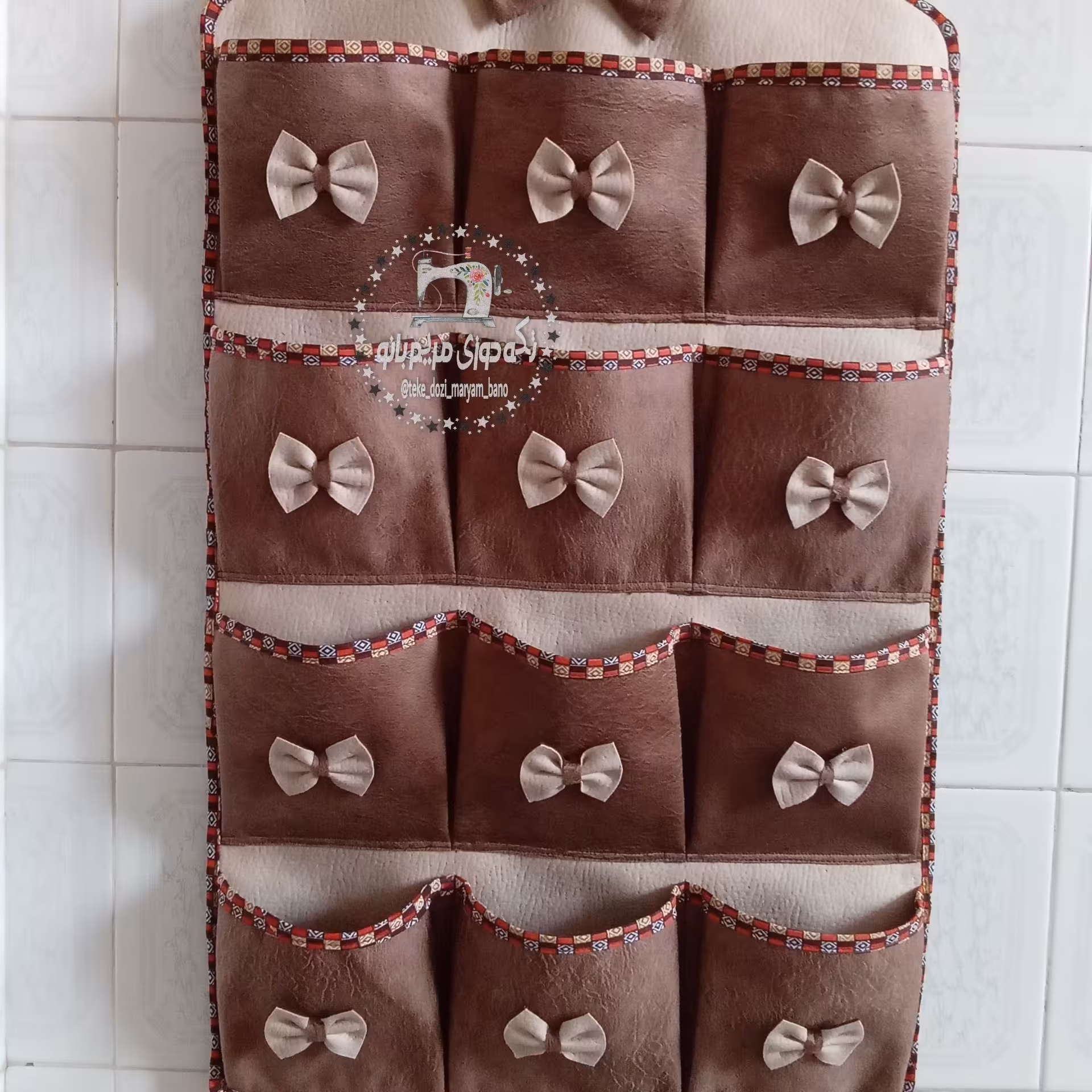 جا جورابی و نظم دهنده دیواری