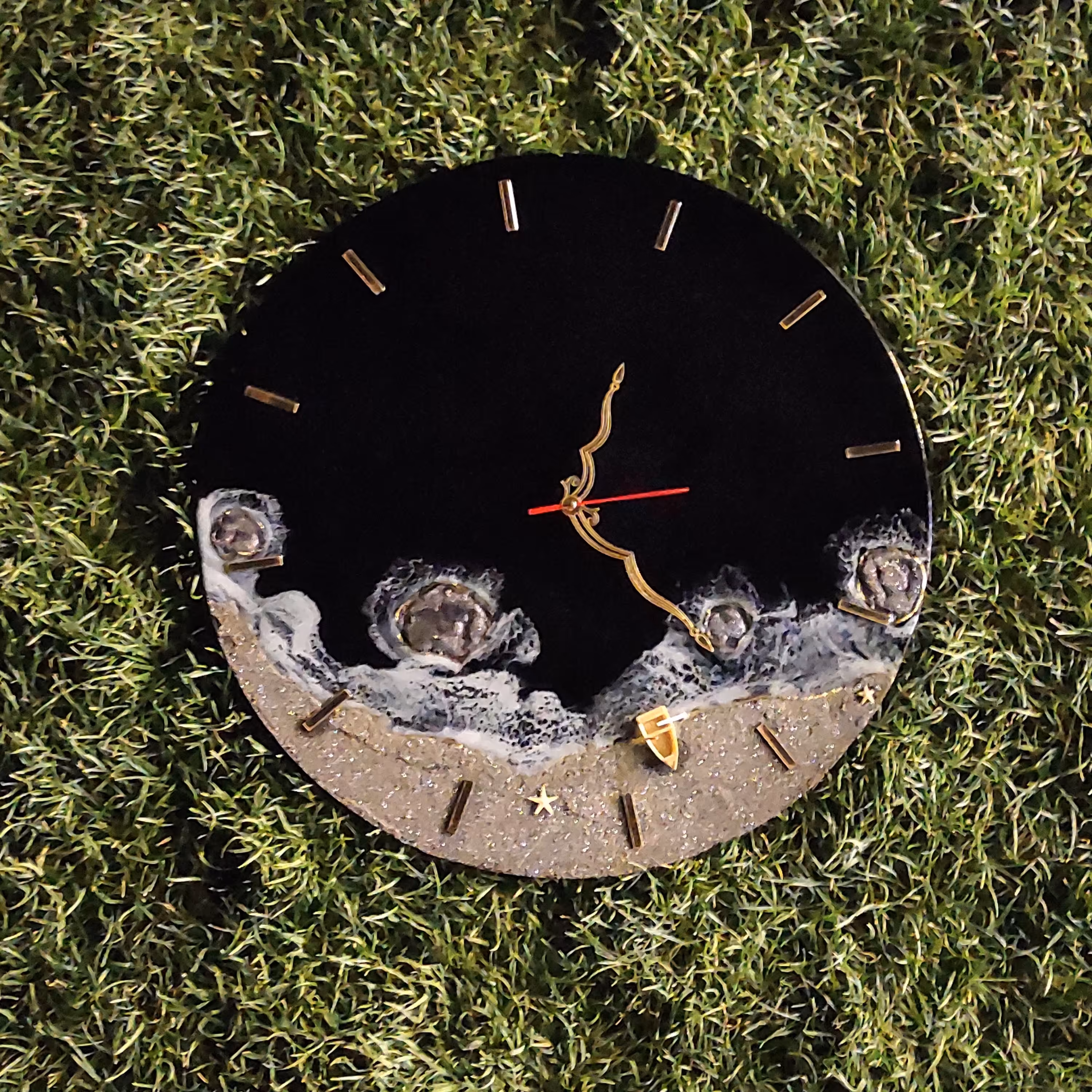 ساعت دیواری رزینی تلفیقی از دریا و اسمان شب 