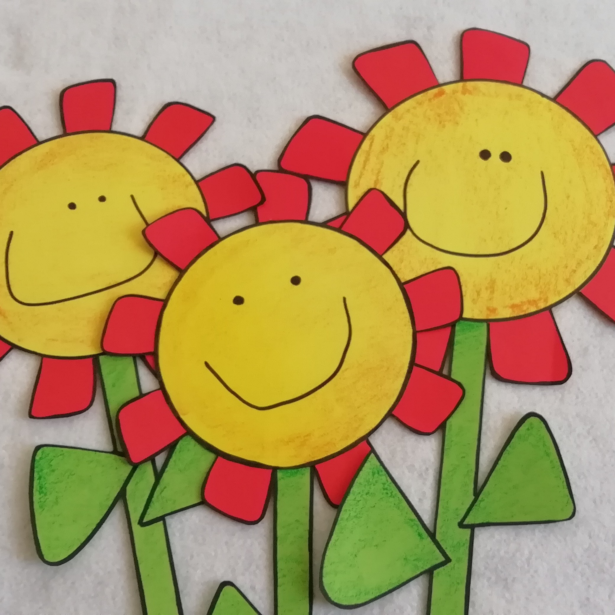 تزیین کلاس طرح گلهای خندان( پک سه عددی)اجرا با مقوا و سایه روشن. تزیین در 