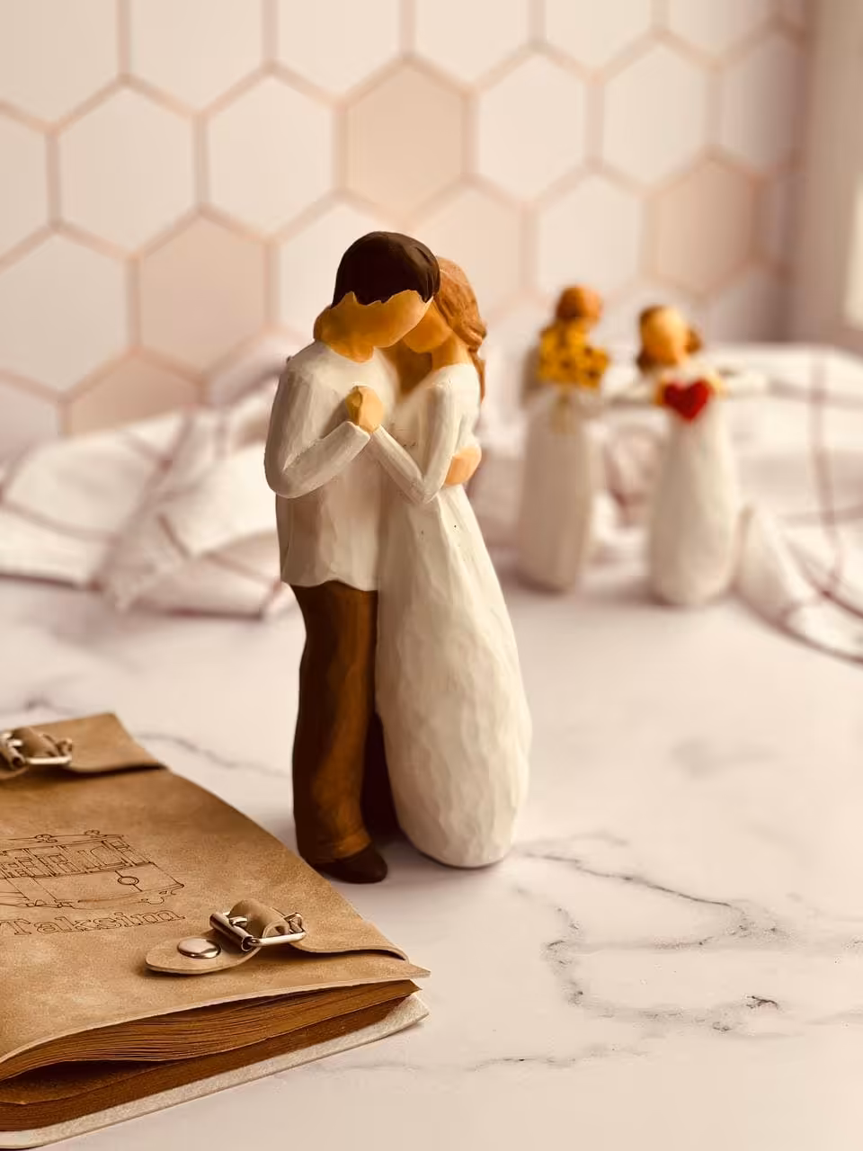 مجسمه ی زن و مرد