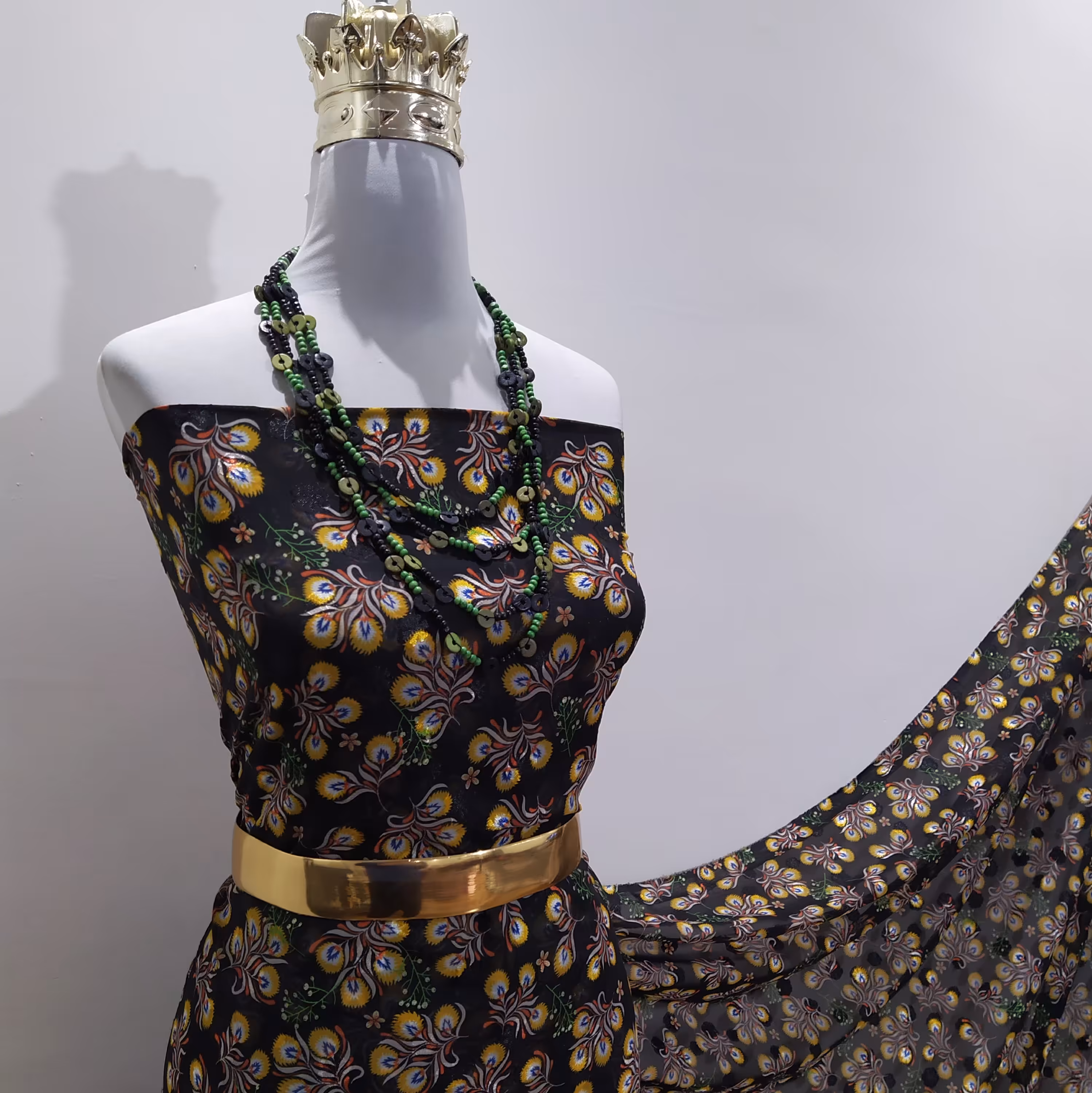 پارچه حریرژوژت اشکی طرح گل خوشه ای عرض150سانت متری125000تومن