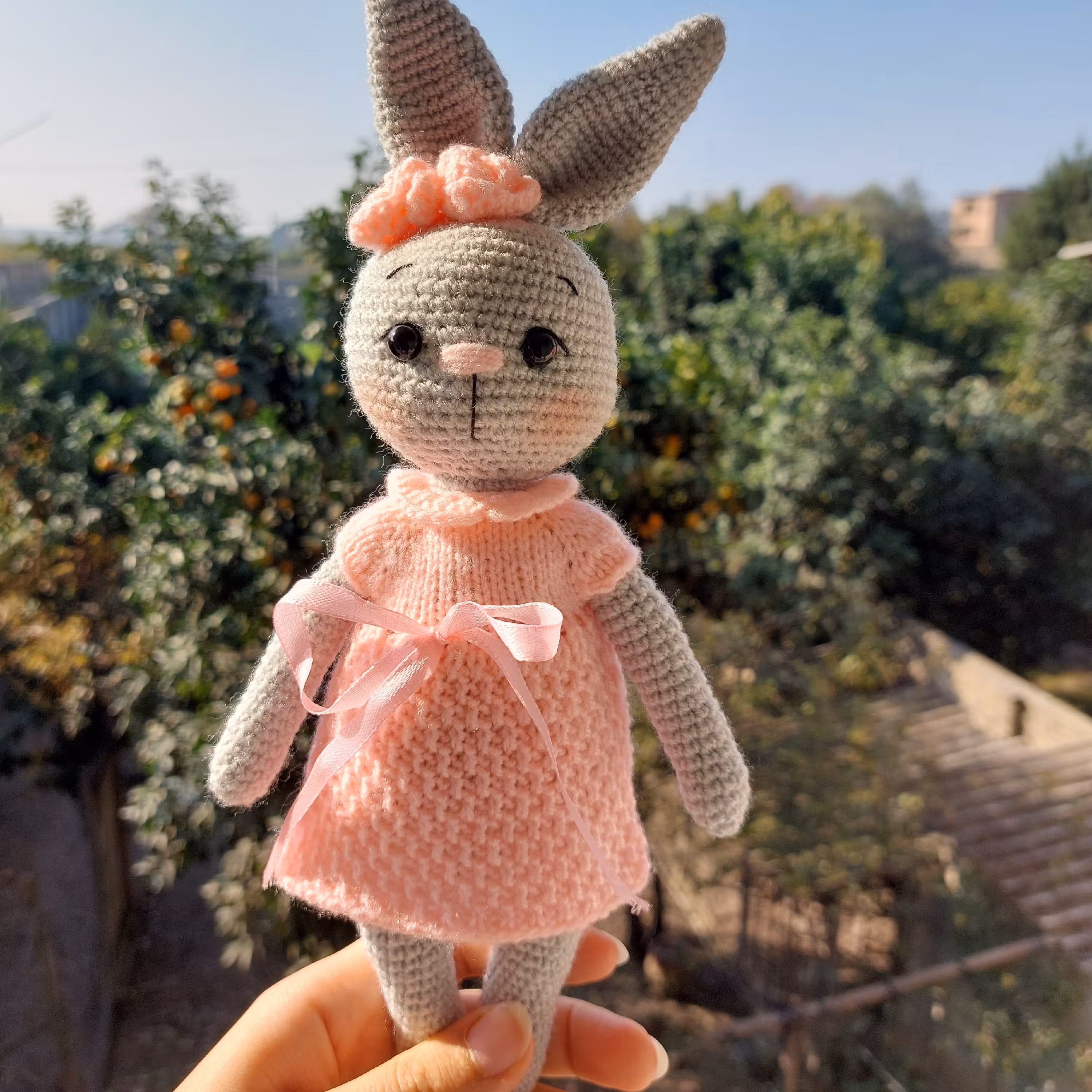 عروسک دستبافت خرگوش با قد تقریبی 30 سانت و قابل سفارش در رنگبندی دلخواه