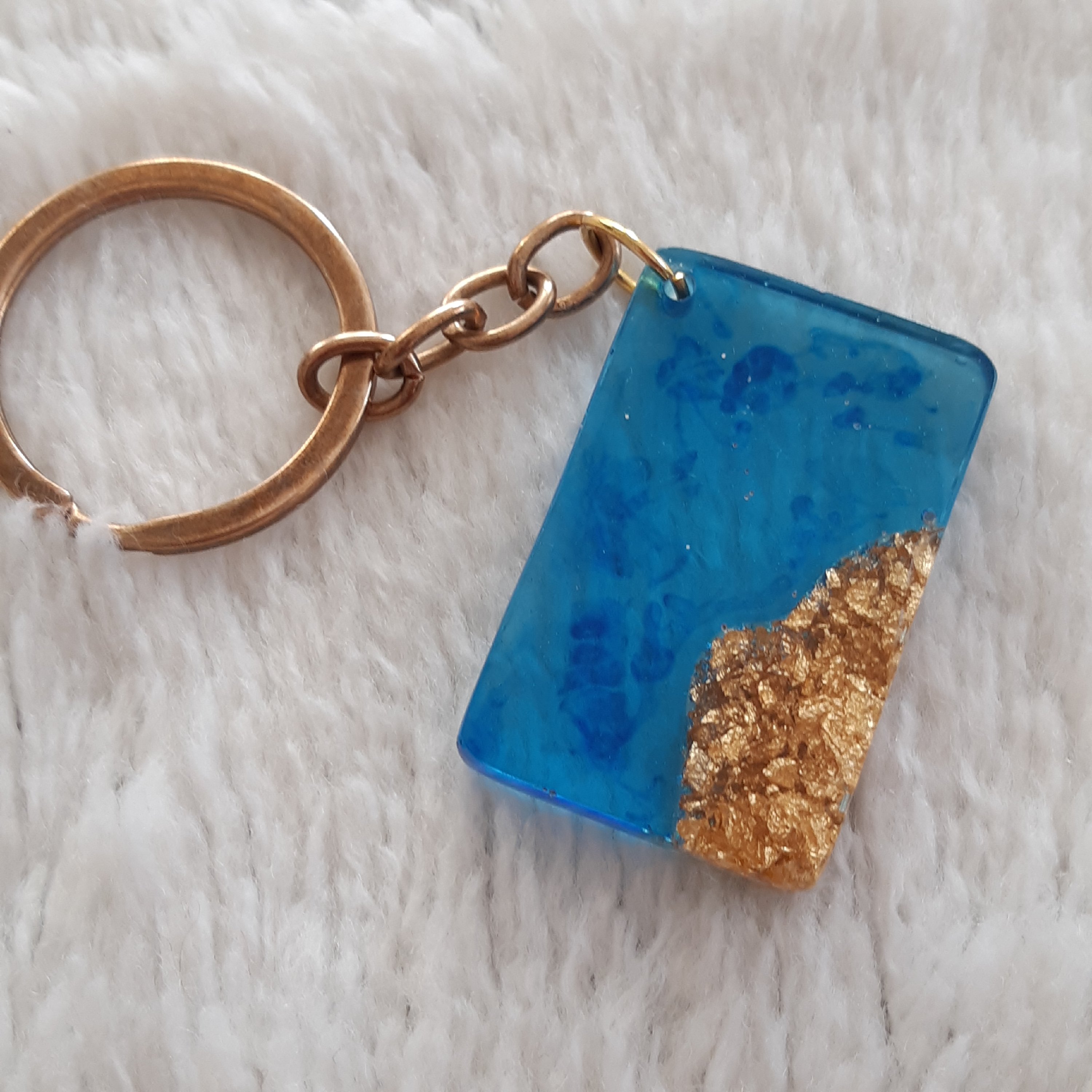 جاکلیدی و آویز کیف و سر سووییچی رزینی مستطیل شکل رنگ آبی با تلفیق ورق طلا 