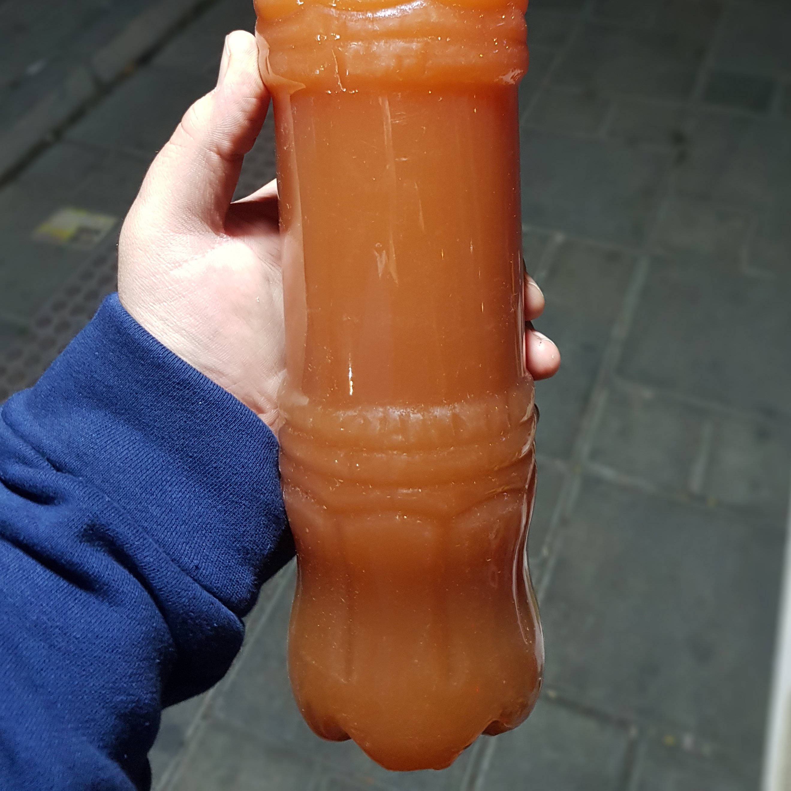 آب غوره 1000 گرمی دستی و خالص گیلان آفتاب دیده جوشیده و بدون نمک