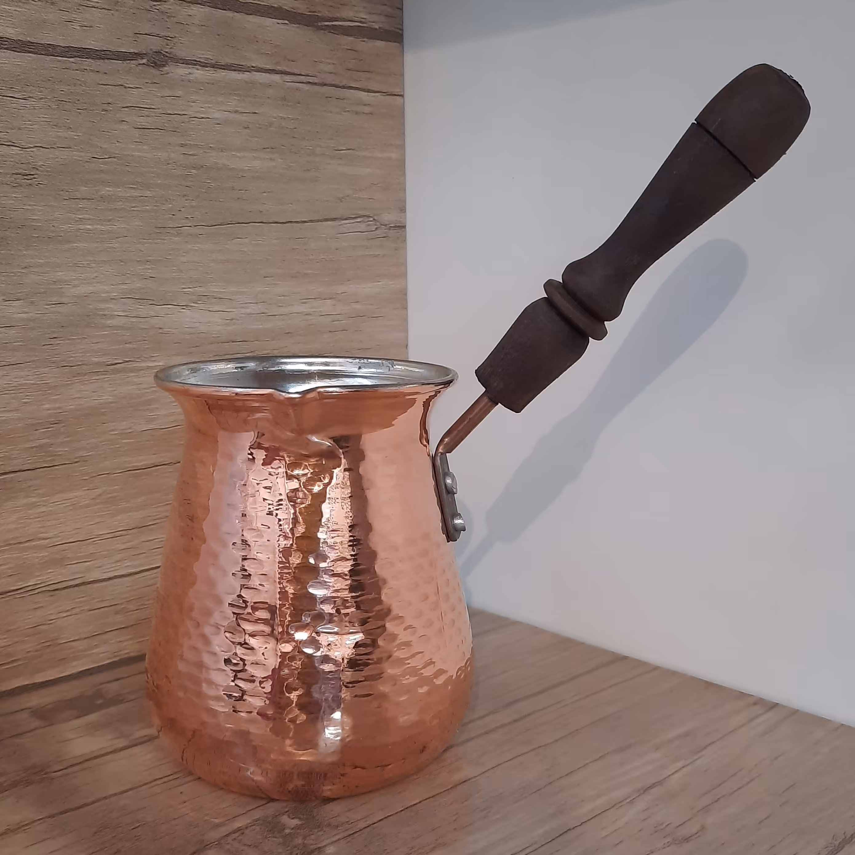 قهوه جوش مسی دسته چوبی طرح چکشی 