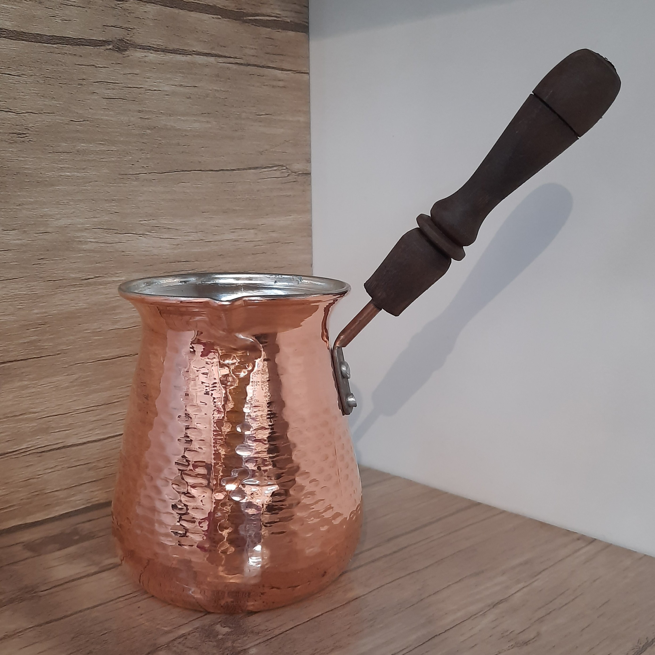 قهوه جوش مسی دسته چوبی طرح چکشی