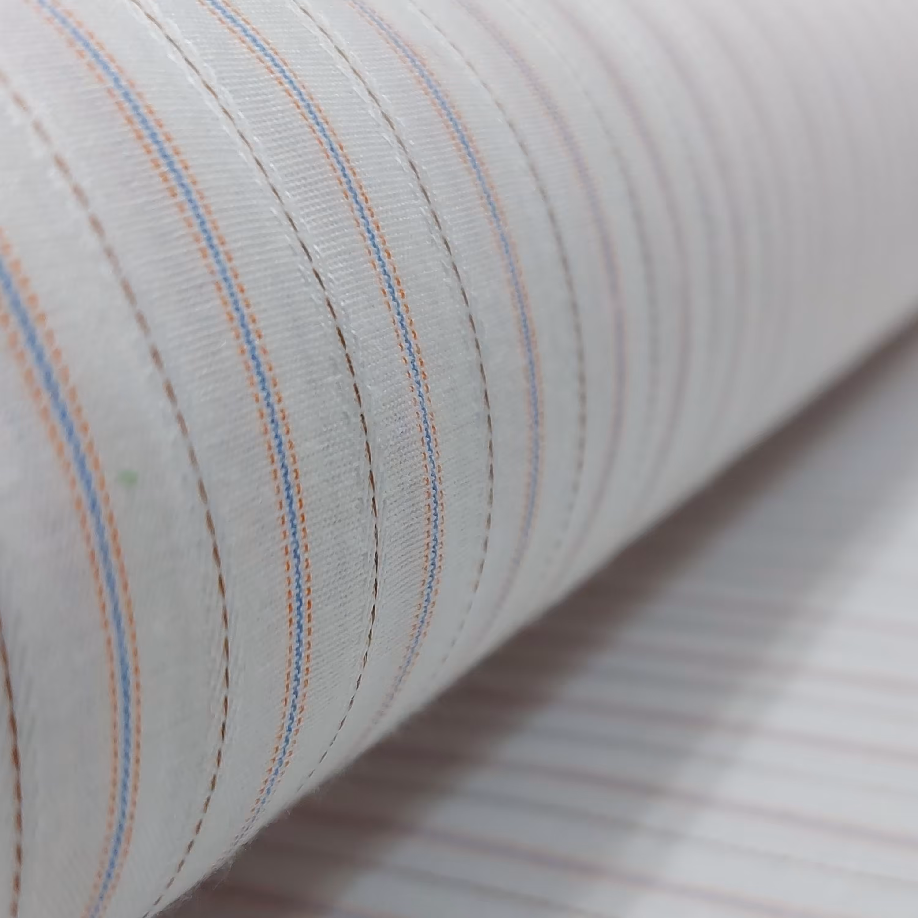 پارچه پیراهنی مردانه قواره سایز ایکس  ایکس لارج تترون پیراهنی طرحدار راهراه زمینه سفید طرح 6 عرض 150 سانتی متر