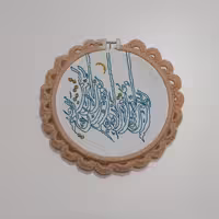 قاب مذهبی ماه بهشت و 100تا300گرم وزن داره از جنس پارچه و نخ ودور کار از جنس کاموا و در خانه و محل کار برای تزیین 