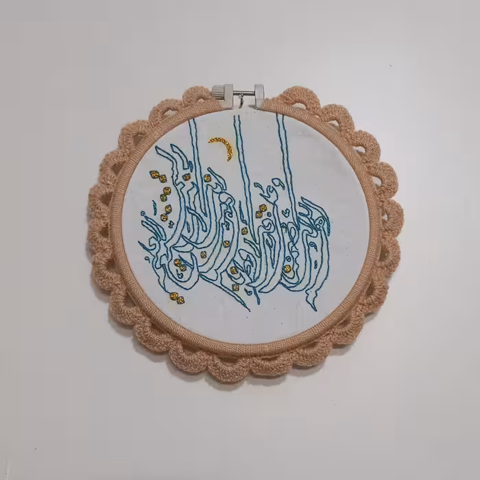 قاب مذهبی ماه بهشت و 100تا300گرم وزن داره از جنس پارچه و نخ ودور کار از جنس کاموا و در خانه و محل کار برای تزیین 