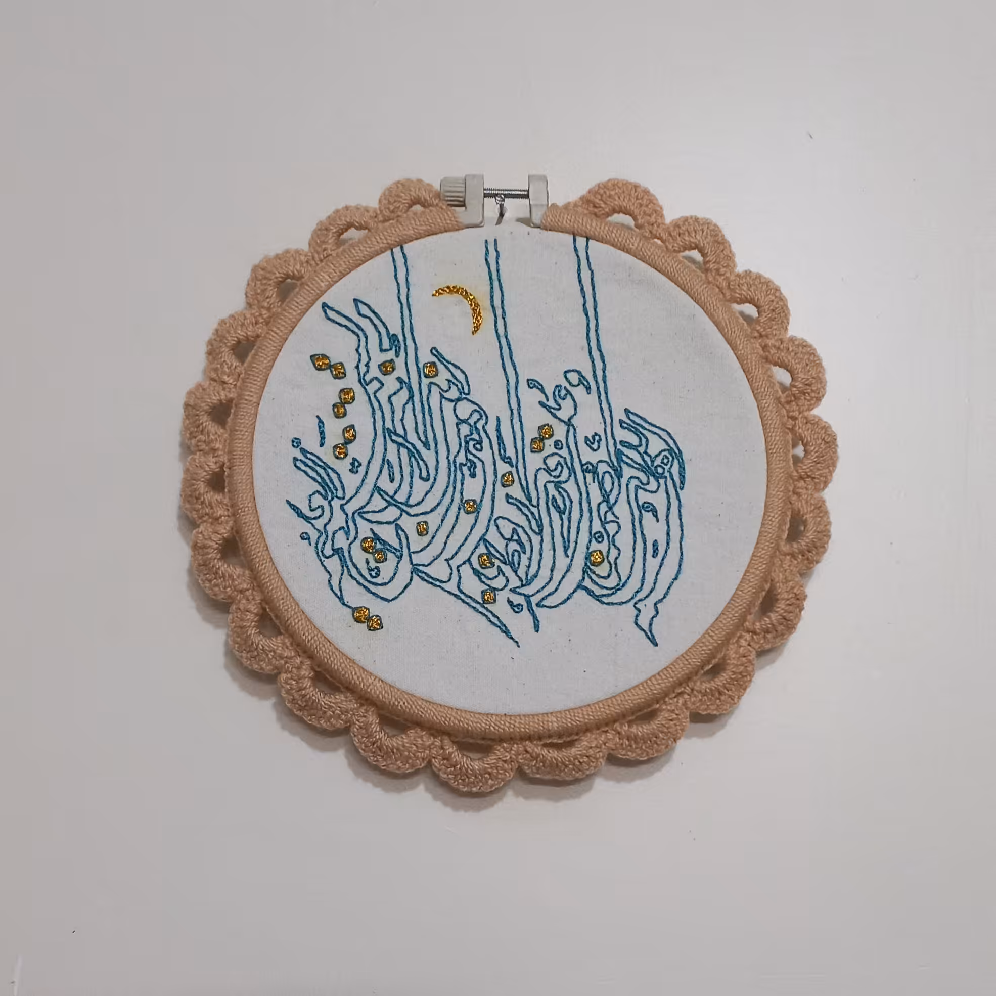 قاب مذهبی ماه بهشت و 100تا300گرم وزن داره از جنس پارچه و نخ ودور کار از جنس کاموا و در خانه و محل کار برای تزیین 