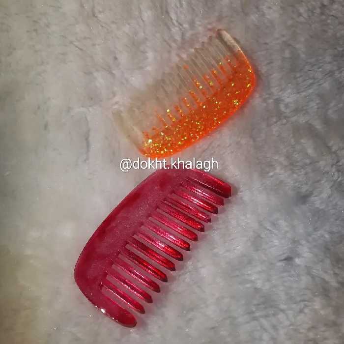 شونه سر رزینی سبک با ابعاد مناسب برای همراه داشتن داخل جیب و کیف 