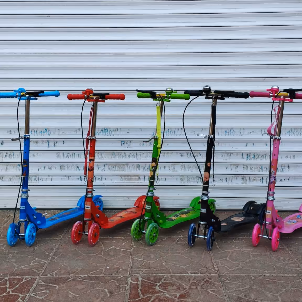 اسکوتر  چهار چرخ  ترمز دار تاشو  زنگ پار کمر بند دار 