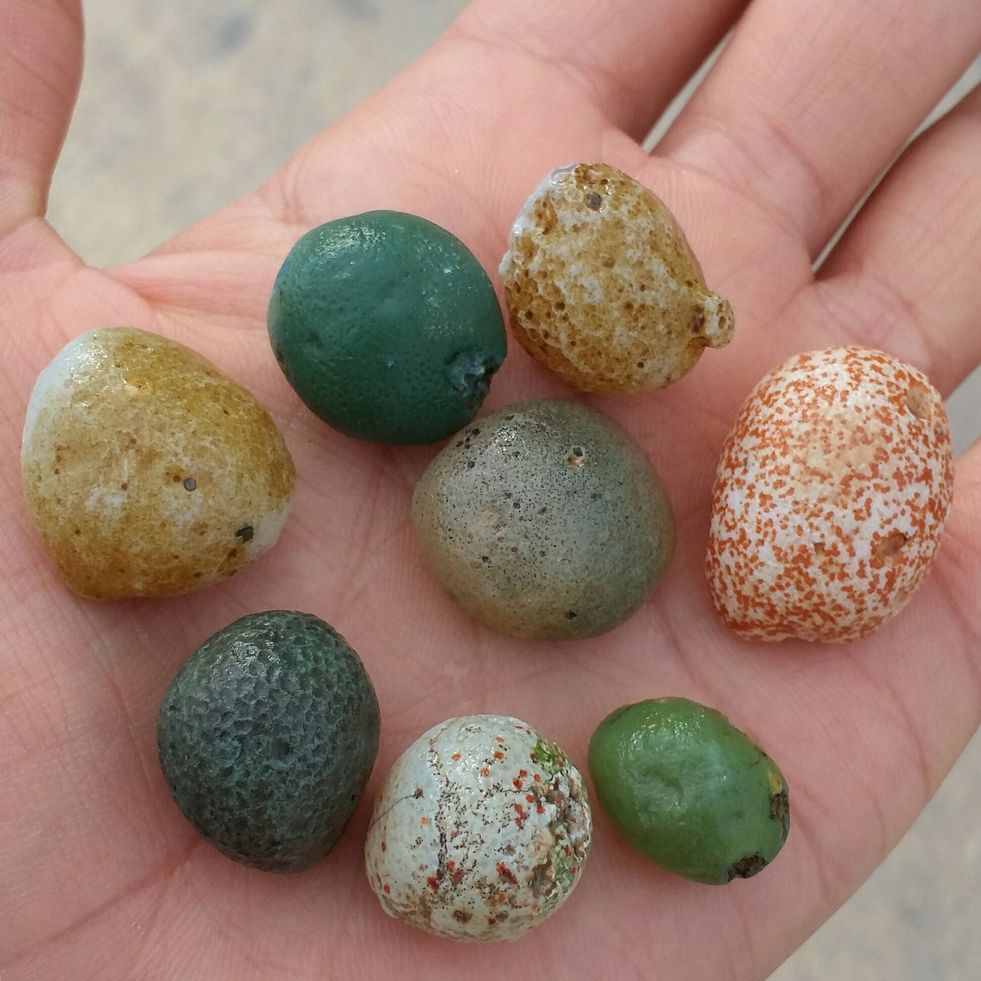 مجموعه 8 عددی سنگ راف خام عقیق توپی نقلی برش نخورده ملقب به سنگ شانس صد در صد طبیعی سرشار از خواص شاهکار خلقت
