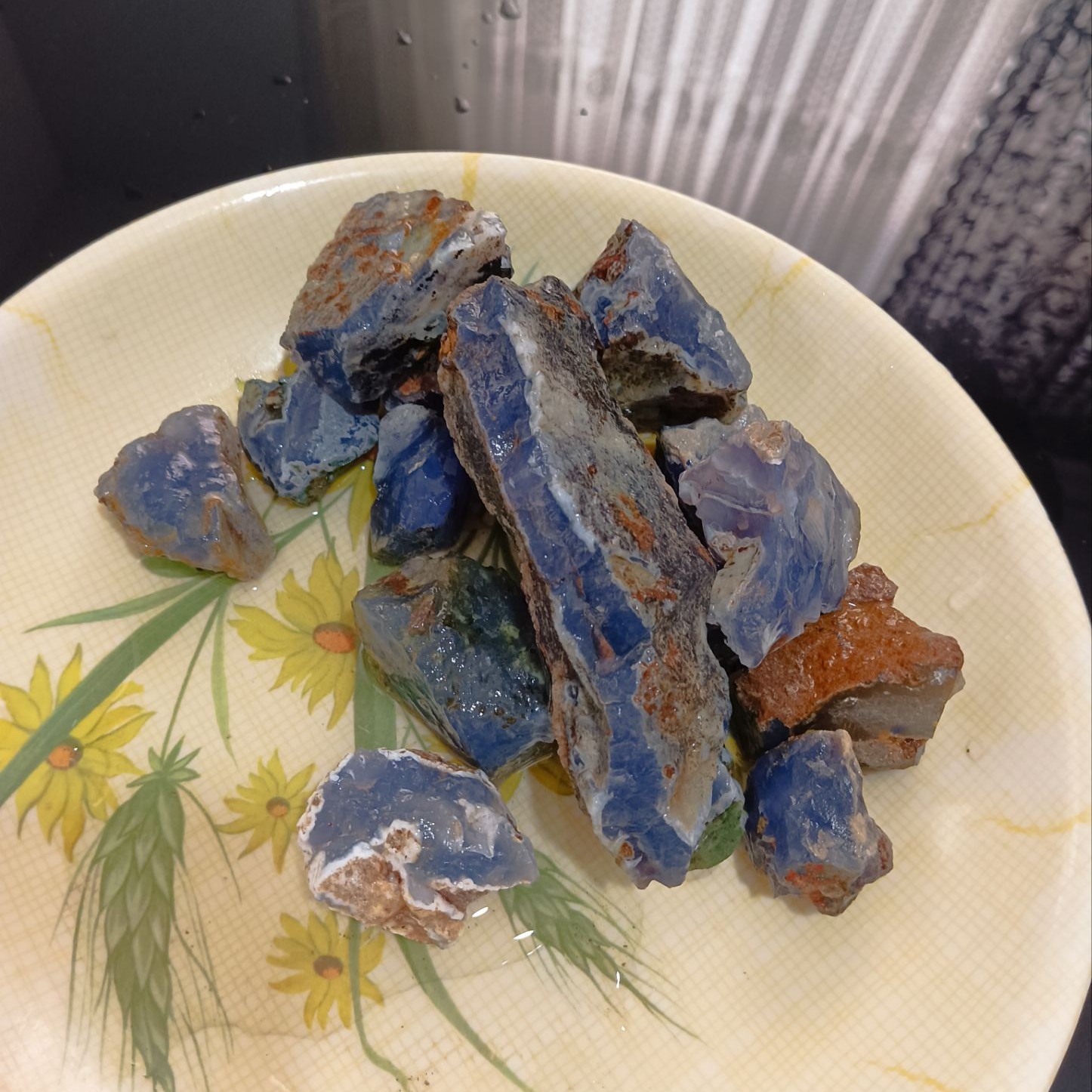 سنگ راف عقیق آبی سه قلعه بسیار زیبا و خوشرنگ مخصوص تراش برای نگین انگشتر مردانه و زنانه و گردنبند و کلکسیون اصل و معدنی 