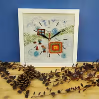 ساعت دیواری آمینا تلفیق کاشی و شیشه طرح زندگی آرام ( قاب سفید)