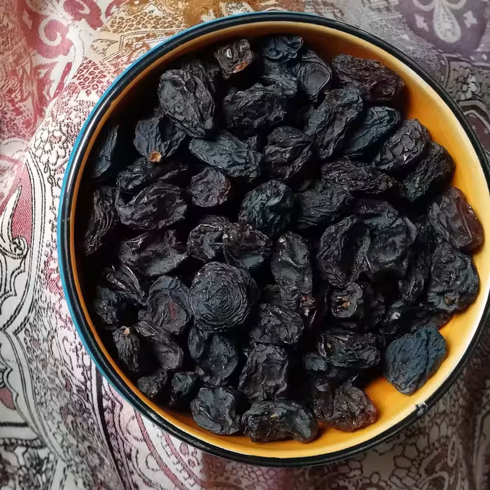 مویز سیاه  تازه و امسالی هسته‌ دار (تمیز شده) 1 کیلوگرم گوشتی.طعم مطلوب.دارای خواصی از جمله آهن فراون و هسته ی ضد سرطان