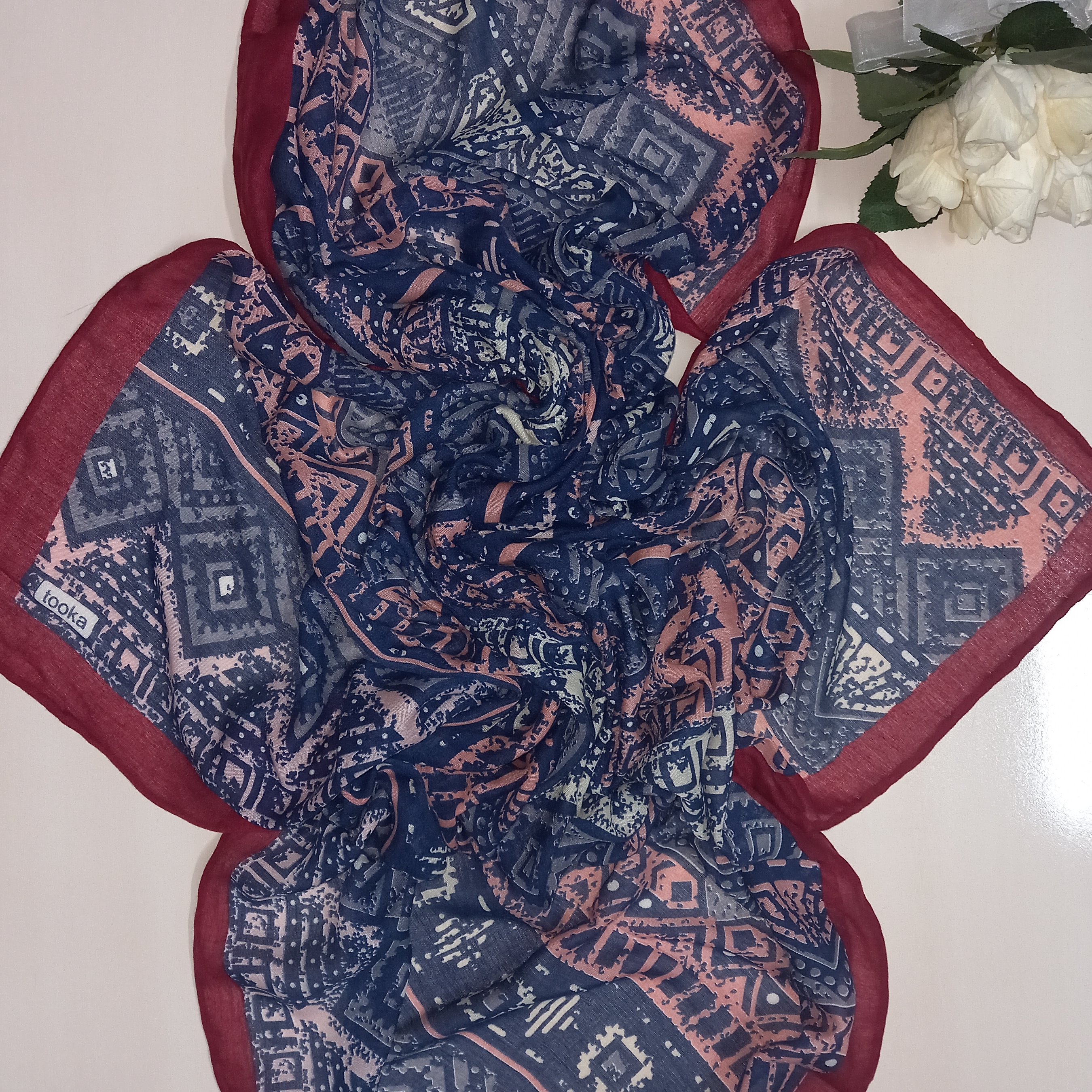 روسری نخی طرح دار
