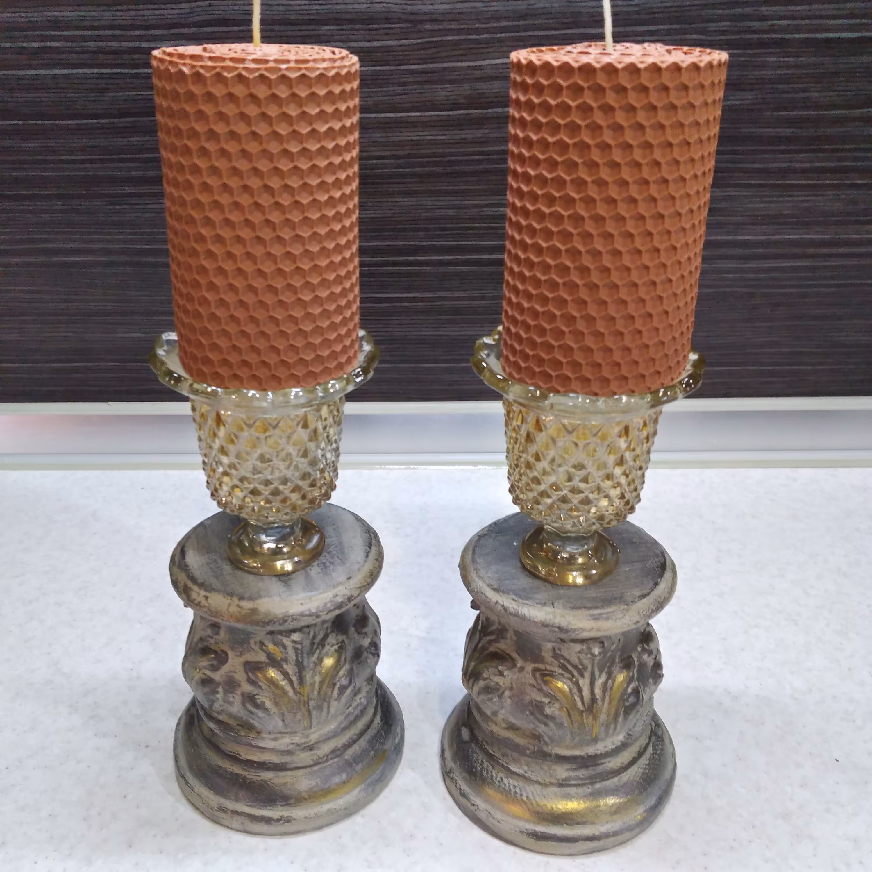 شمعدان  پلی استر پتینه شده ، با زنبق شیشه ای ،ست دوتایی،ارتفاع هجده سانت 