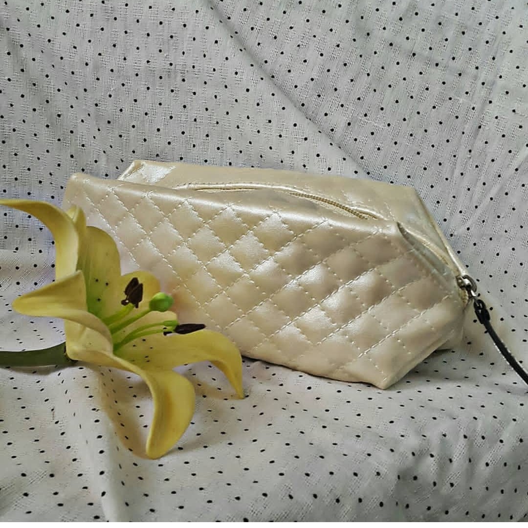 جامدادی یا کیف آرایشی کرمی